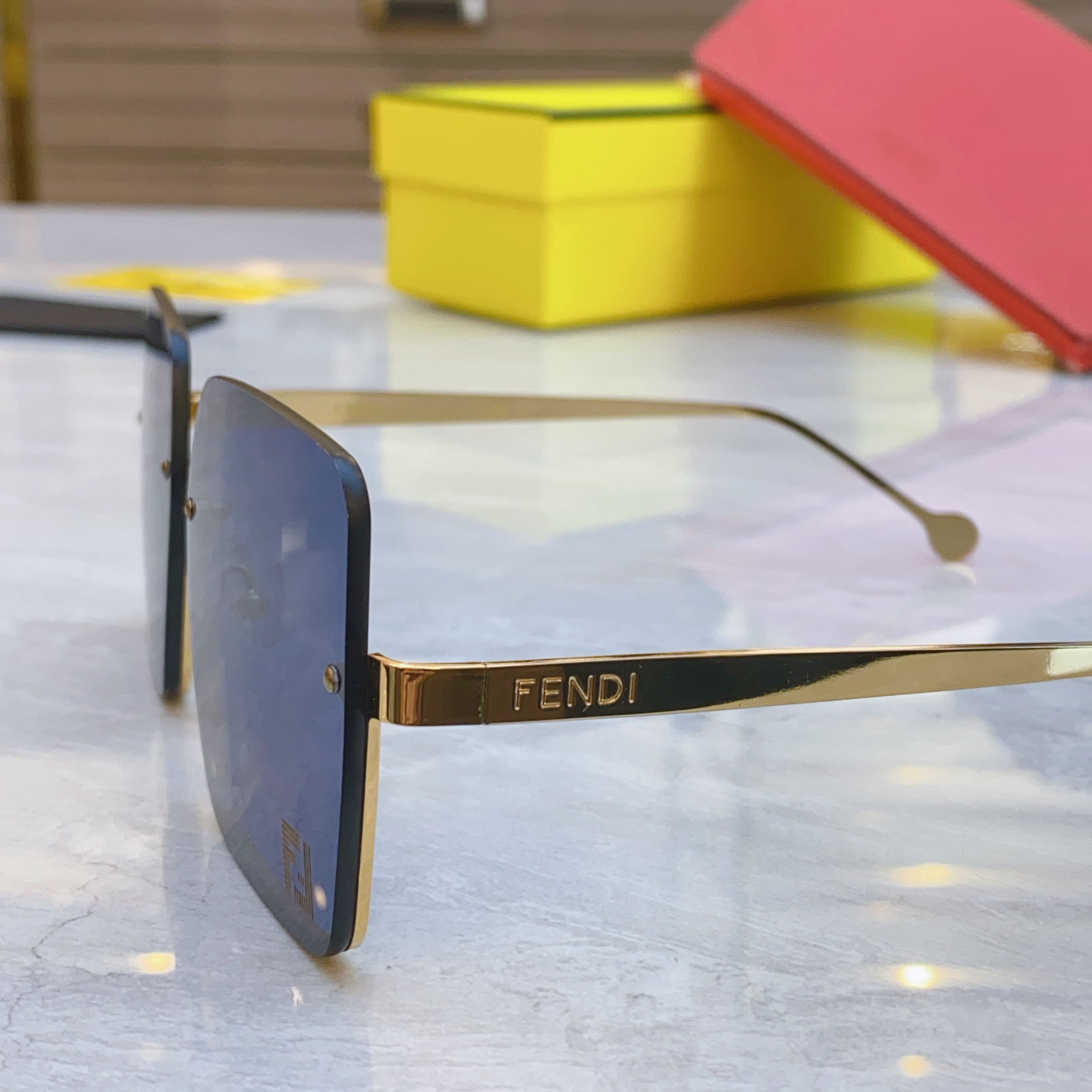 ，【FEN*】芬*迪新款太阳镜🕶️，
MODEL：FE4077，SIZE：61口18-143