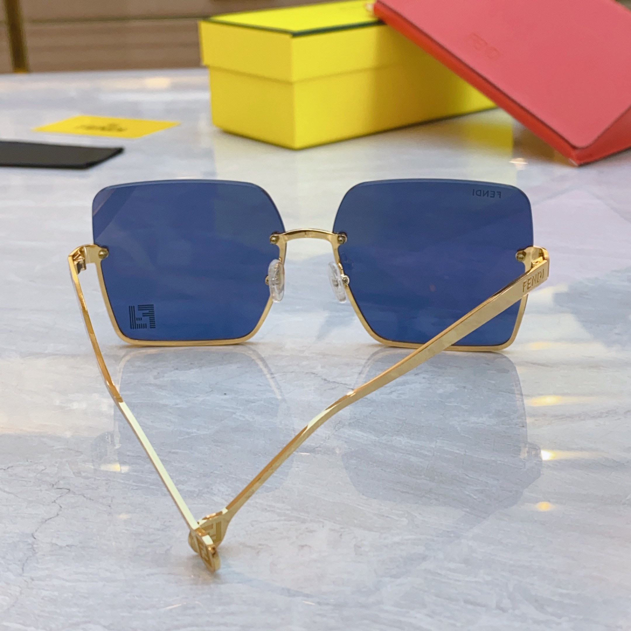 ，【FEN*】芬*迪新款太阳镜🕶️，
MODEL：FE4077，SIZE：61口18-143