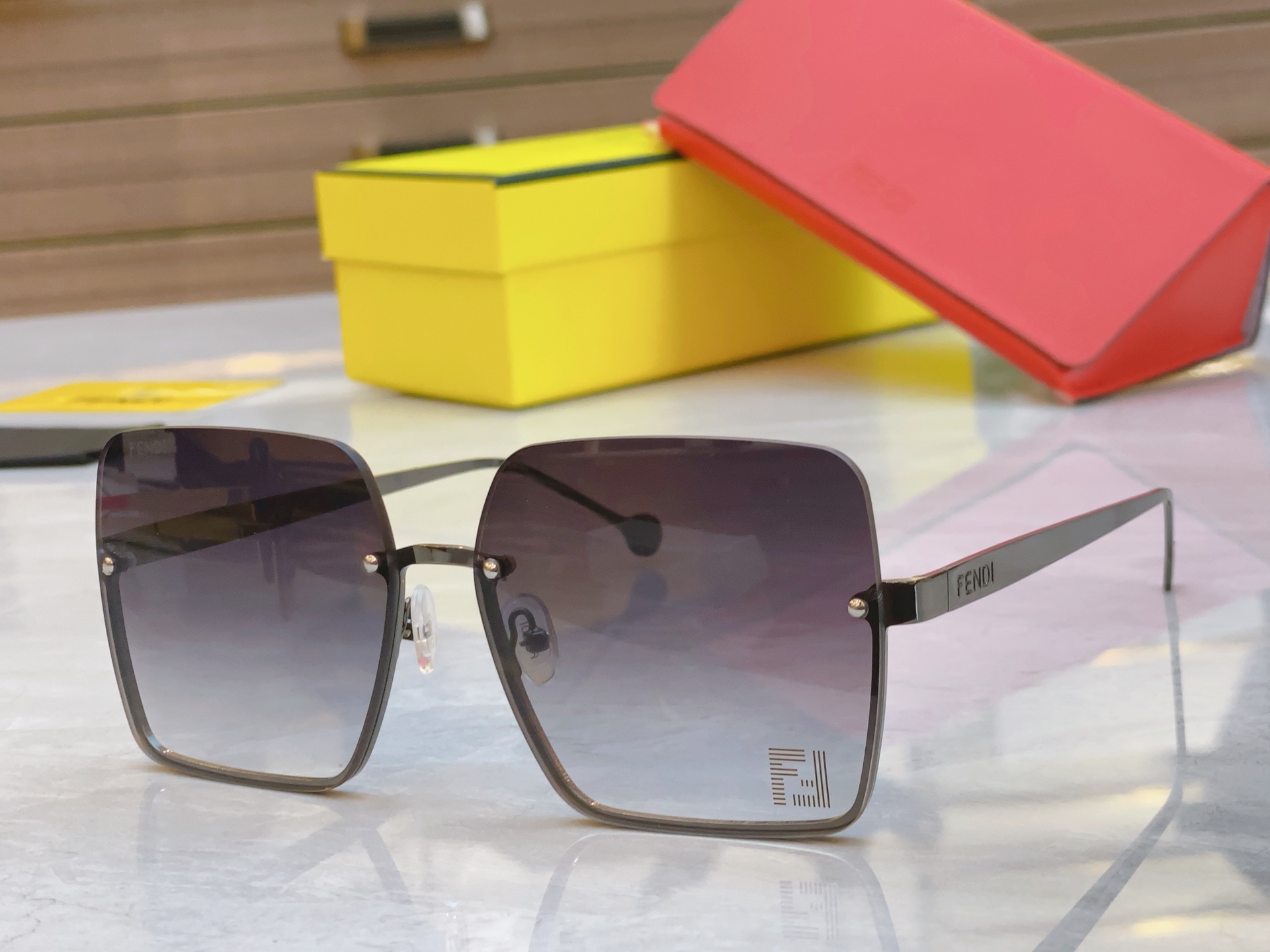 ，【FEN*】芬*迪新款太阳镜🕶️，
MODEL：FE4077，SIZE：61口18-143