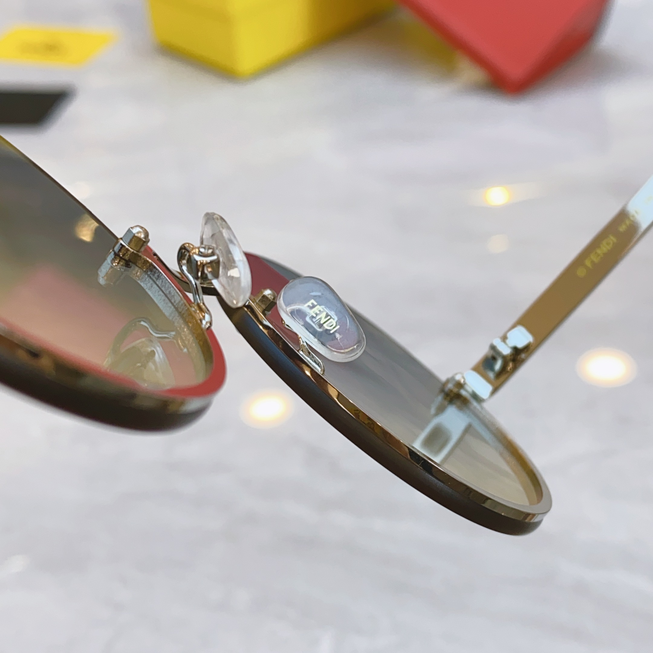 ，【FEN*】芬*迪新款太阳镜🕶️，
MODEL：FE4078，SIZE：59口18-143