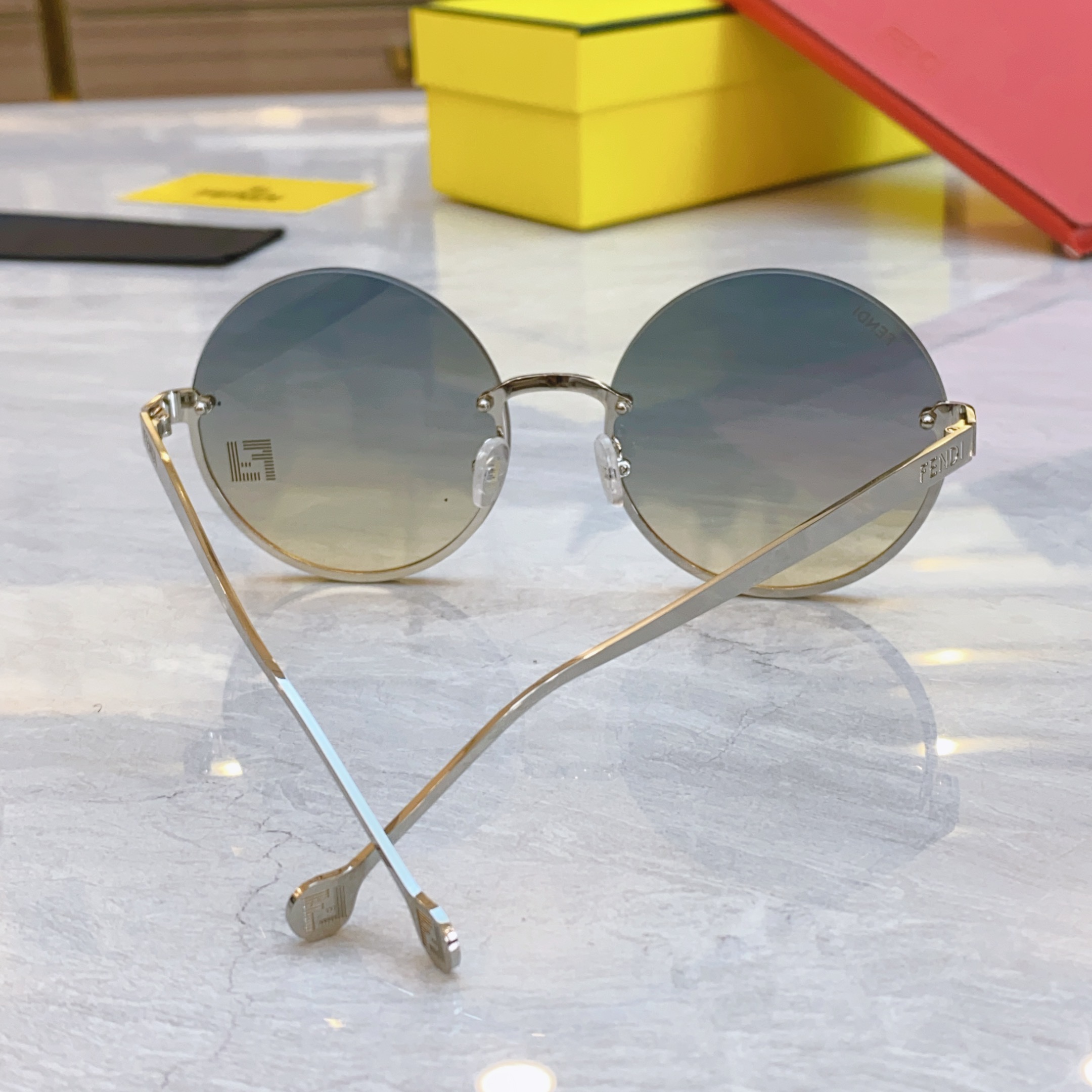 ，【FEN*】芬*迪新款太阳镜🕶️，
MODEL：FE4078，SIZE：59口18-143