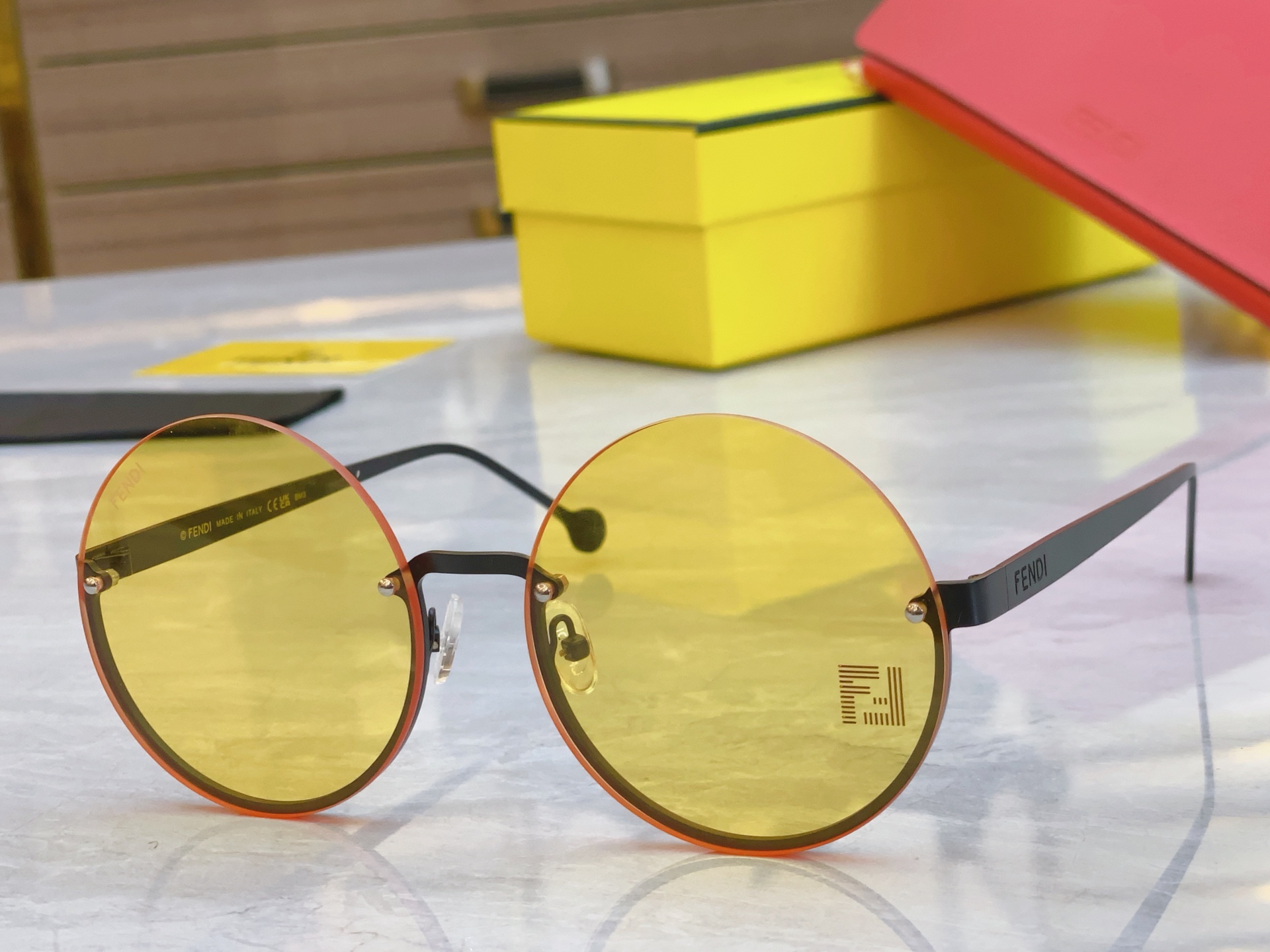 ，【FEN*】芬*迪新款太阳镜🕶️，
MODEL：FE4078，SIZE：59口18-143