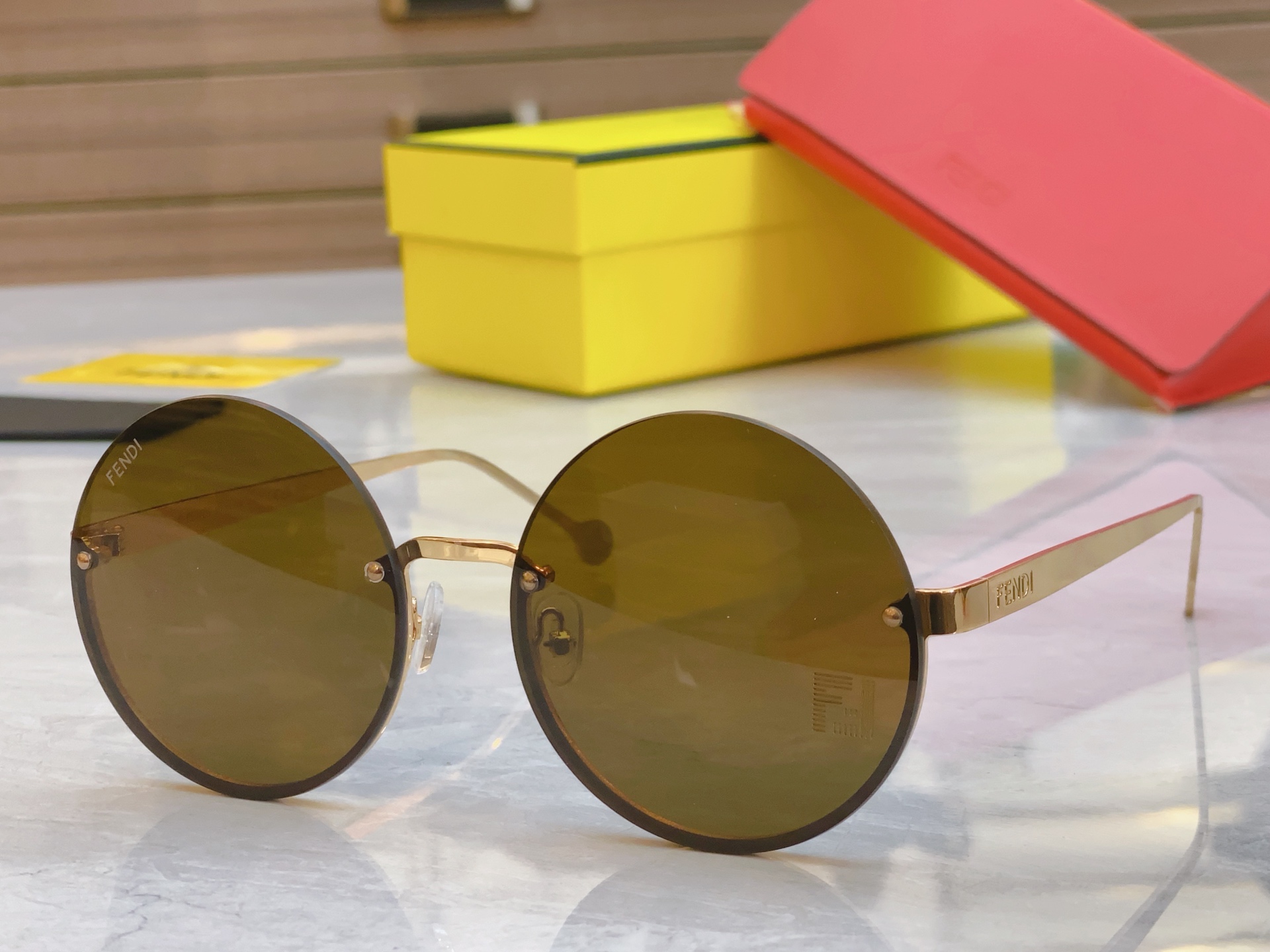 ，【FEN*】芬*迪新款太阳镜🕶️，
MODEL：FE4078，SIZE：59口18-143