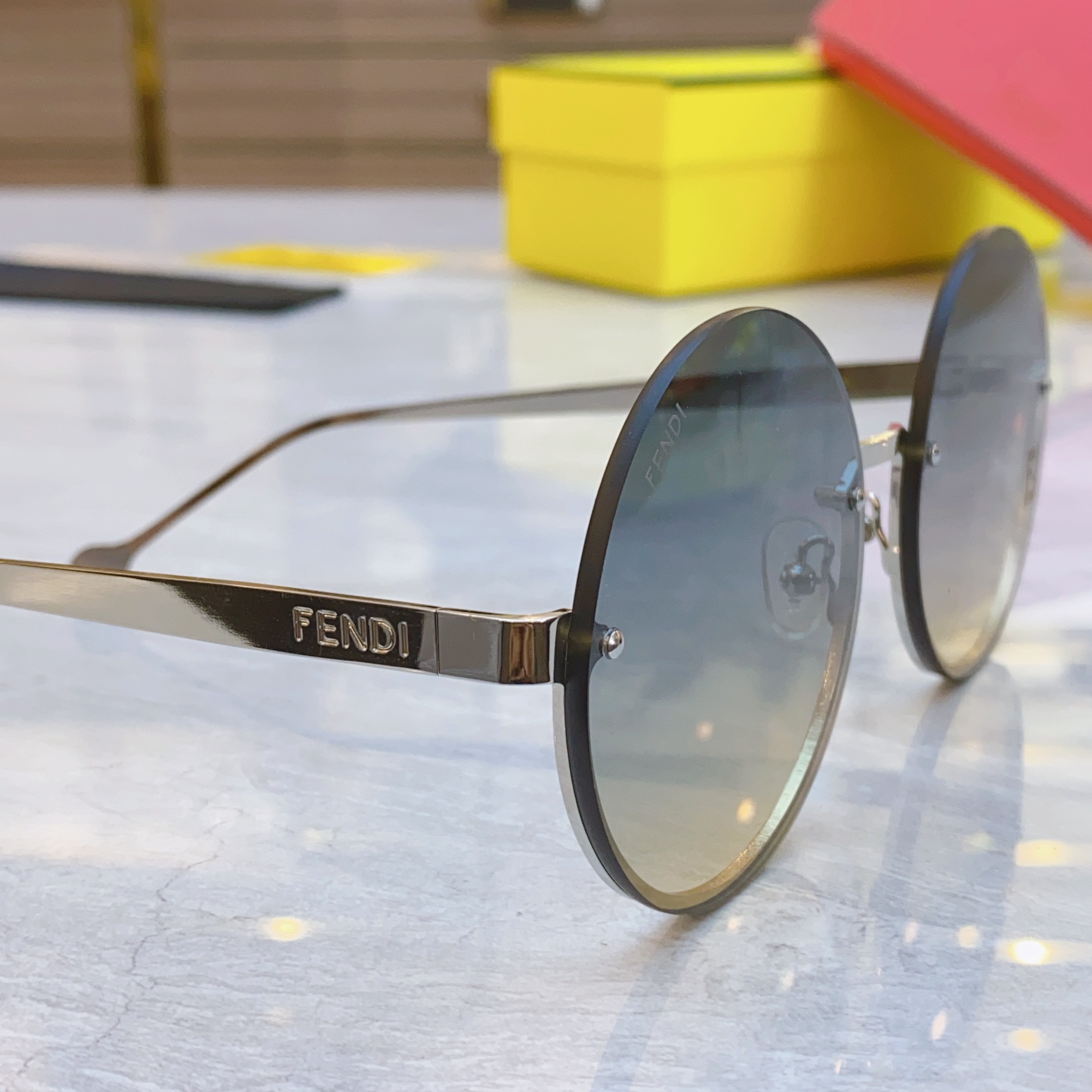 ，【FEN*】芬*迪新款太阳镜🕶️，
MODEL：FE4078，SIZE：59口18-143
