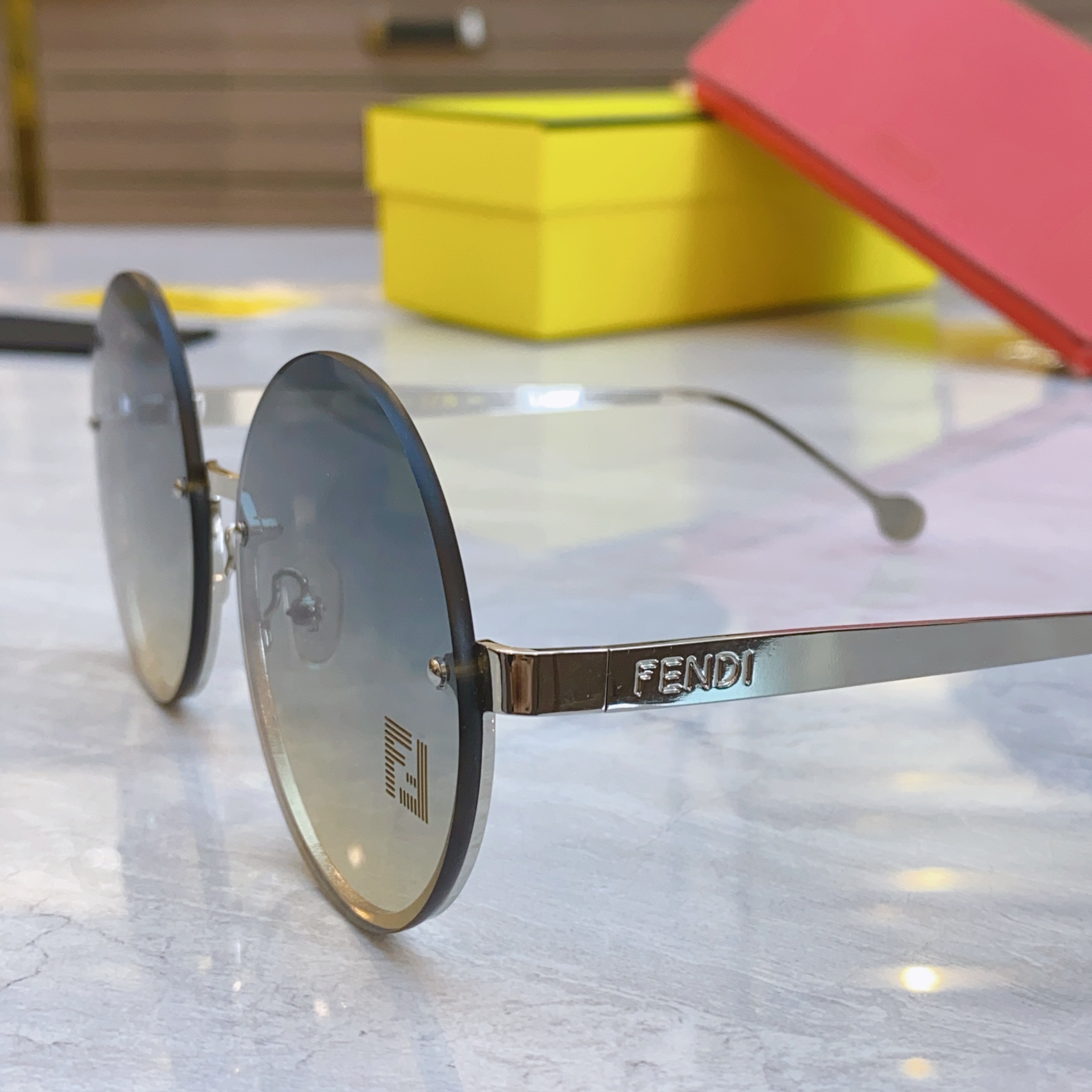 ，【FEN*】芬*迪新款太阳镜🕶️，
MODEL：FE4078，SIZE：59口18-143