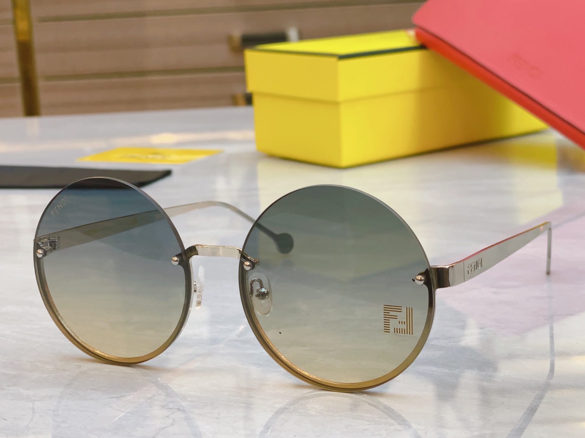 ，【FEN*】芬*迪新款太阳镜🕶️，
MODEL：FE4078，SIZE：59口18-143