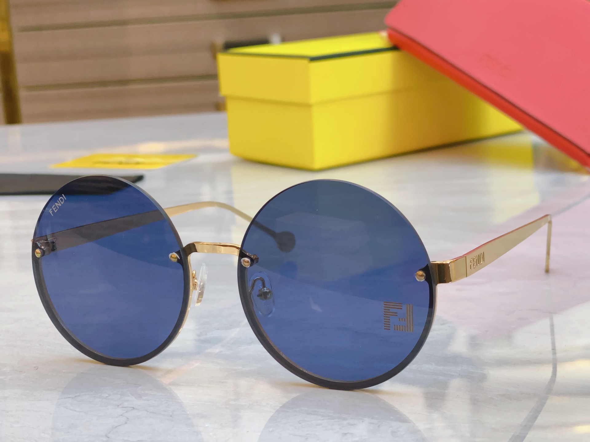 ，【FEN*】芬*迪新款太阳镜🕶️，
MODEL：FE4078，SIZE：59口18-143