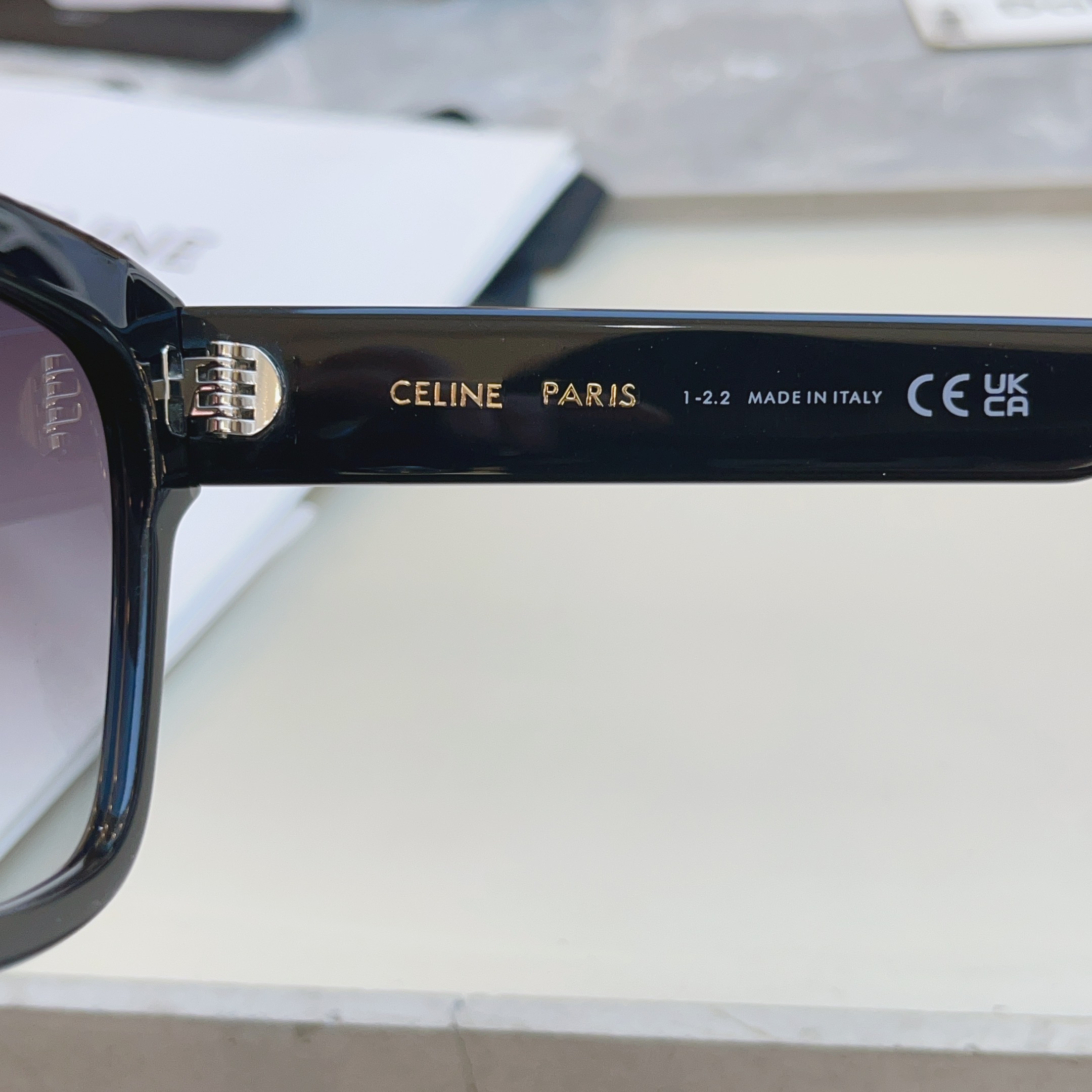 ，【CELIN*】赛*琳新款太阳镜， MODELCL40253F ，带鼻托款✨，SIZE 55口18-1