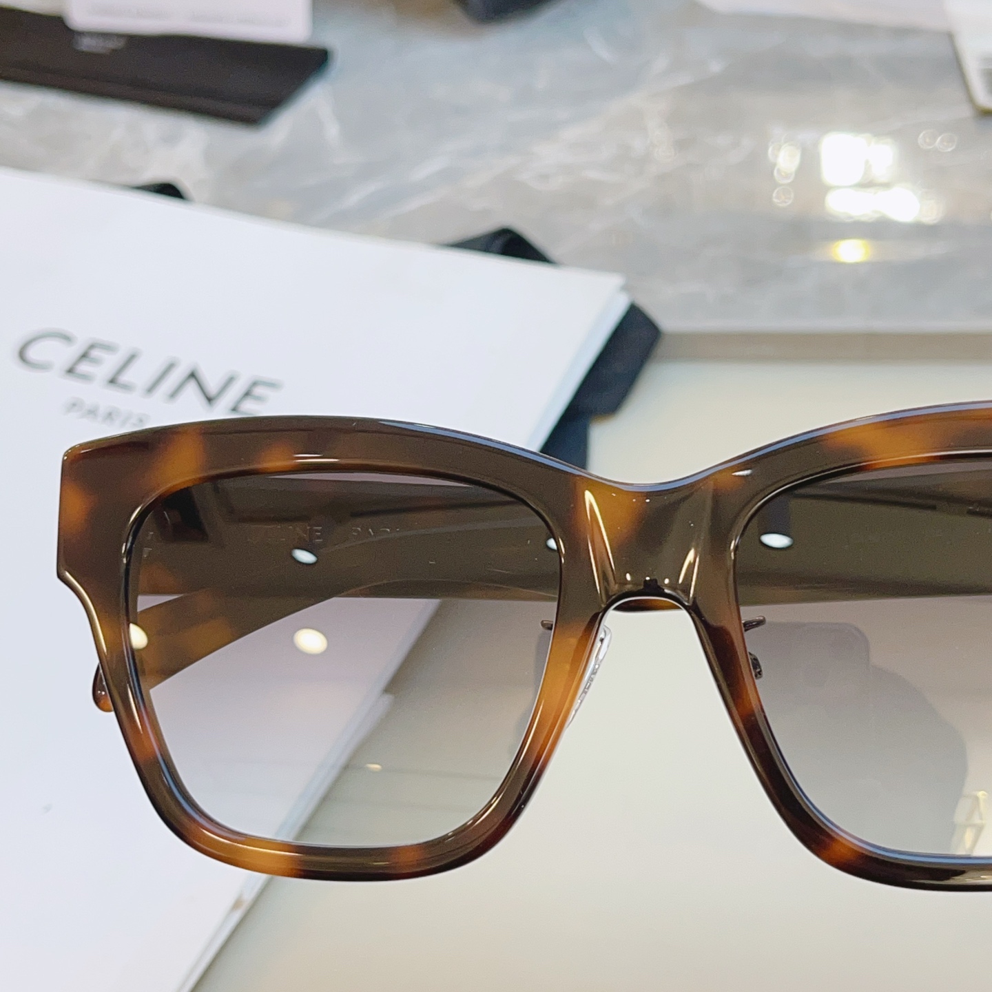 ，【CELIN*】赛*琳新款太阳镜， MODELCL40253F ，带鼻托款✨，SIZE 55口18-1