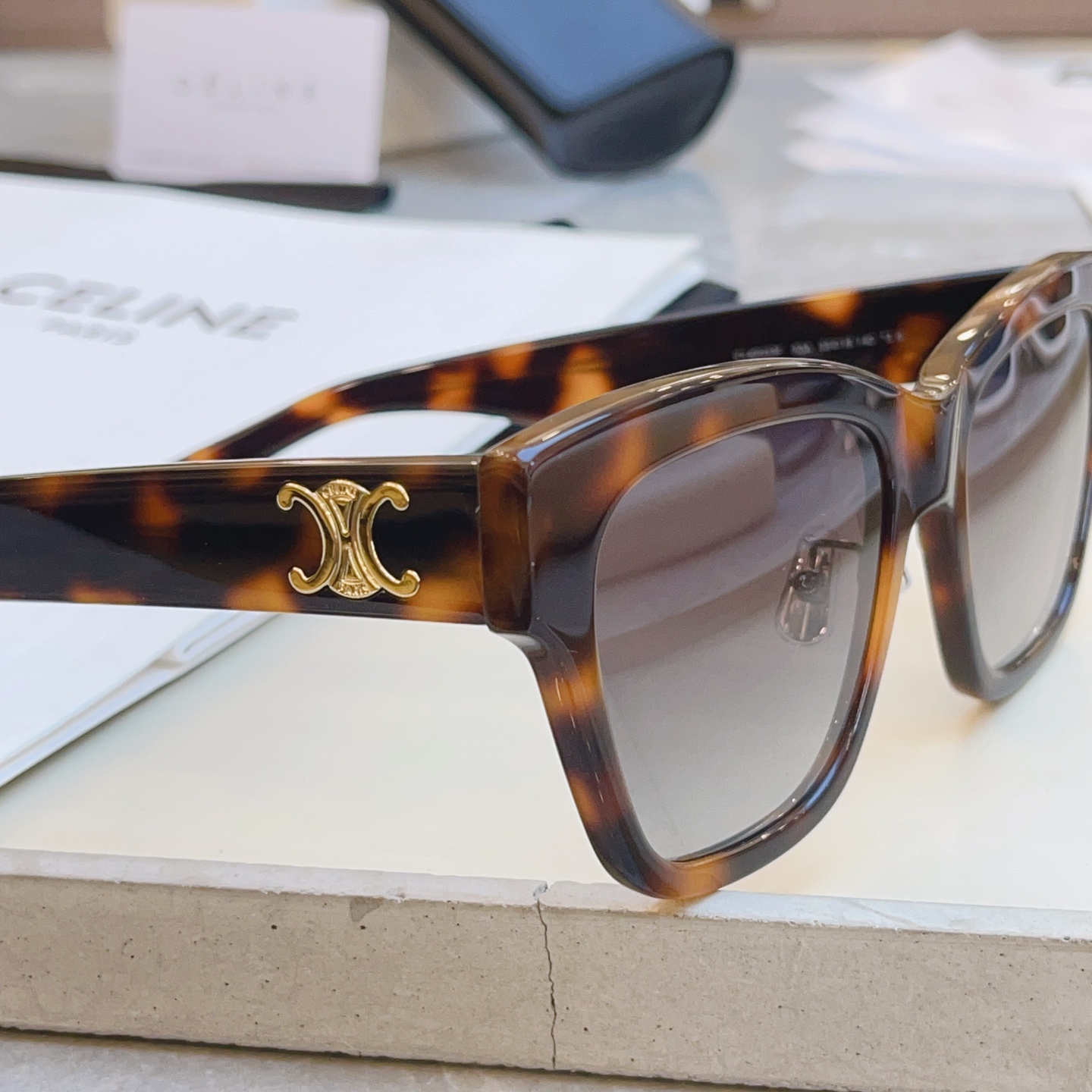 ，【CELIN*】赛*琳新款太阳镜， MODELCL40253F ，带鼻托款✨，SIZE 55口18-1