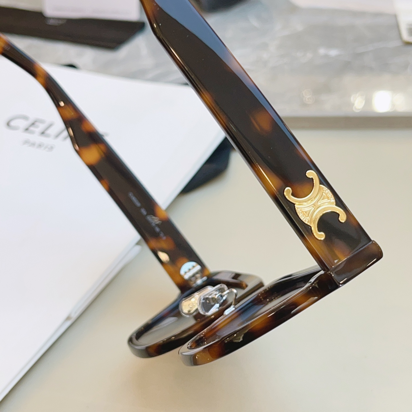 ，【CELIN*】赛*琳新款太阳镜， MODELCL40253F ，带鼻托款✨，SIZE 55口18-1