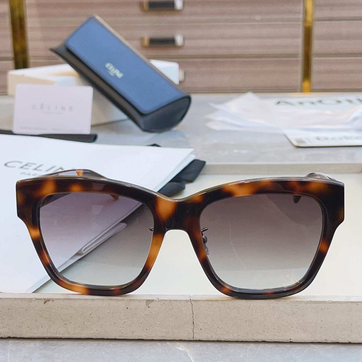 ，【CELIN*】赛*琳新款太阳镜， MODELCL40253F ，带鼻托款✨，SIZE 55口18-1