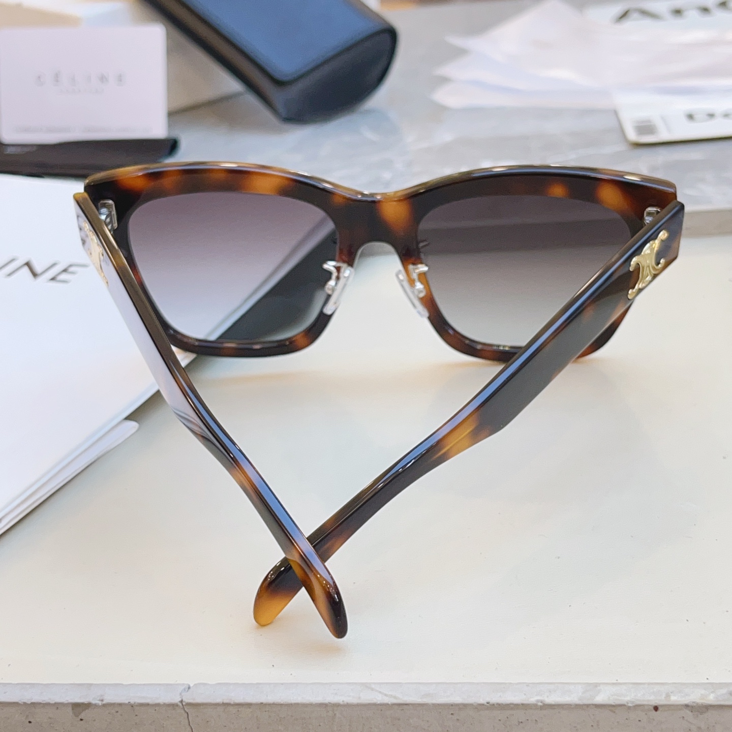 ，【CELIN*】赛*琳新款太阳镜， MODELCL40253F ，带鼻托款✨，SIZE 55口18-1