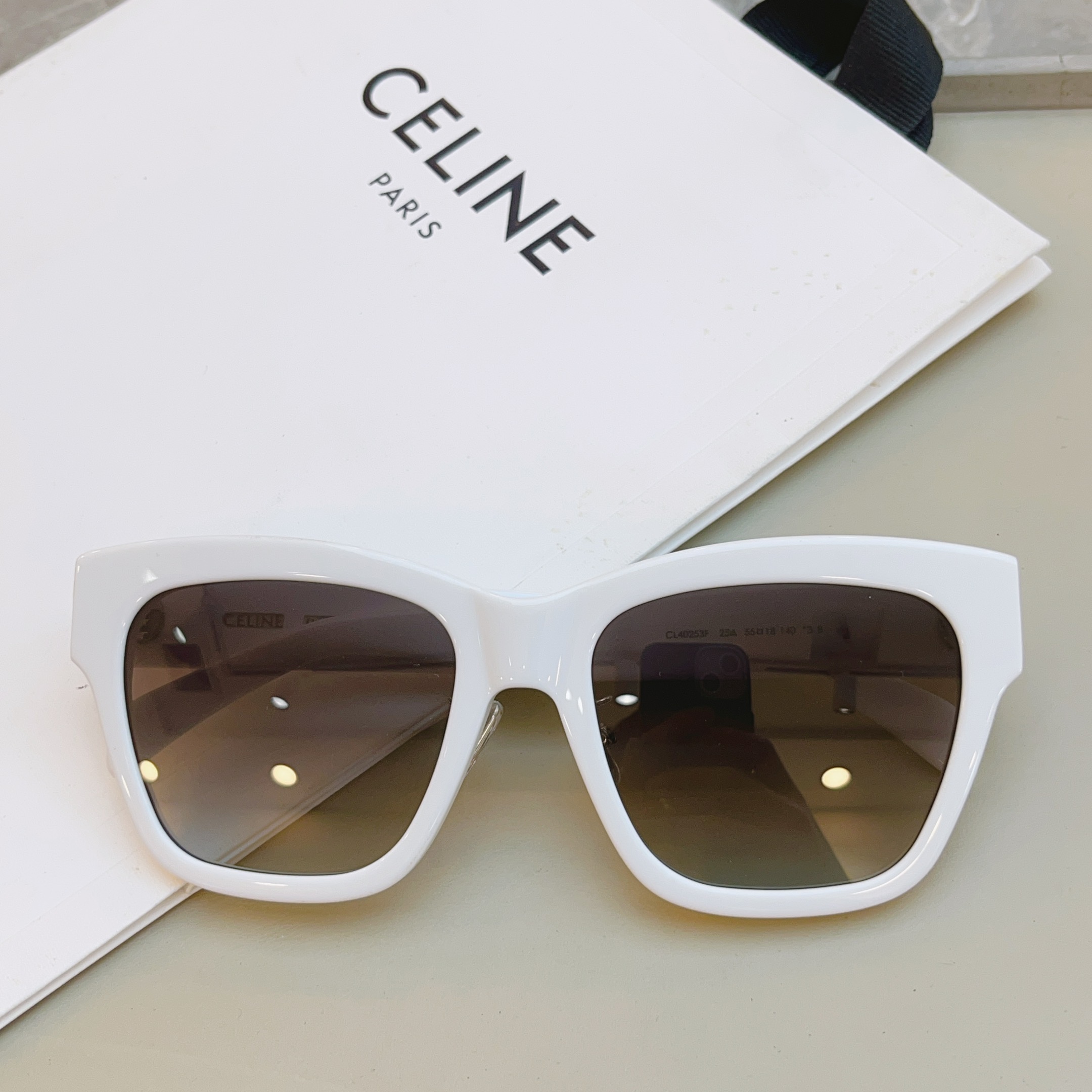 ，【CELIN*】赛*琳新款太阳镜， MODELCL40253F ，带鼻托款✨，SIZE 55口18-1