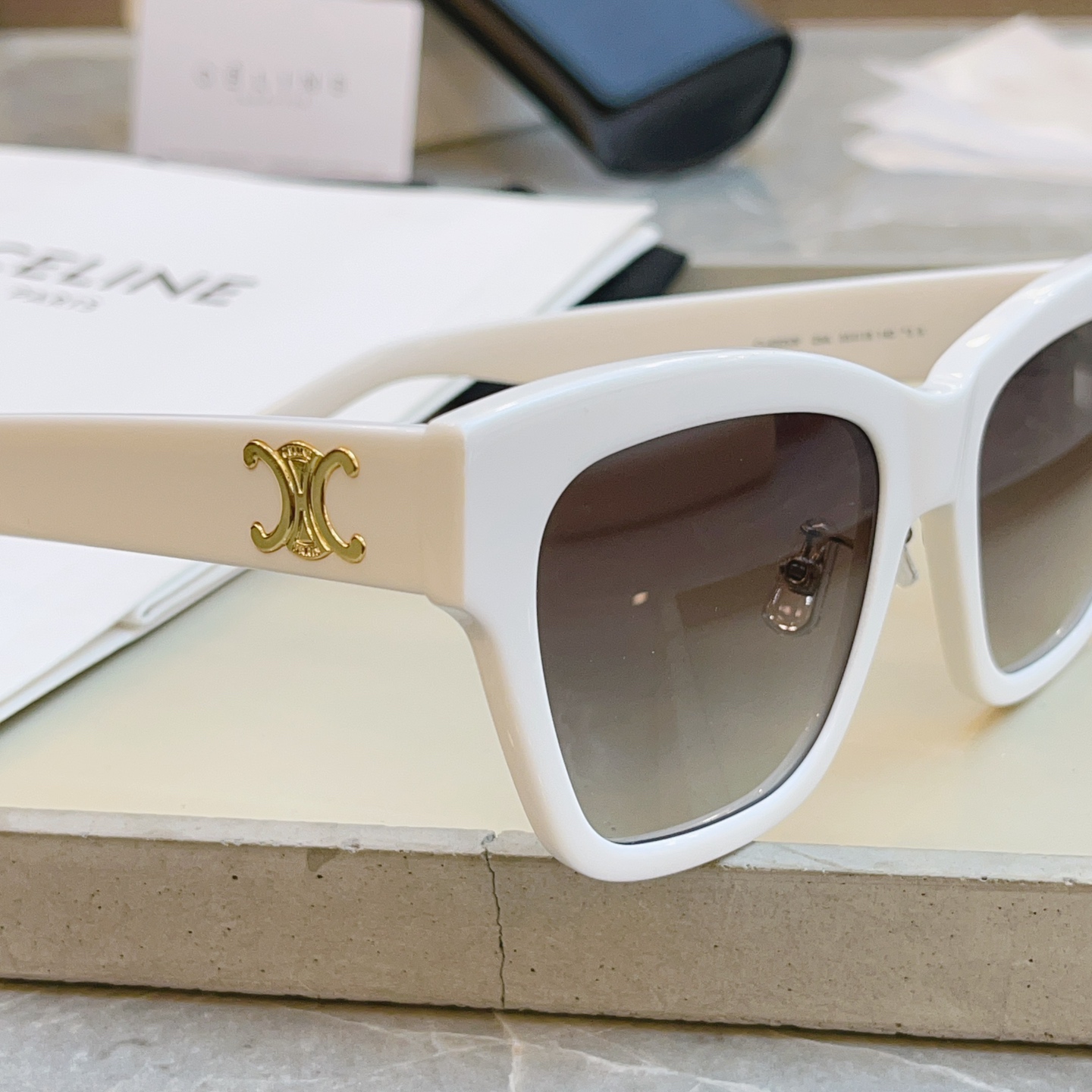 ，【CELIN*】赛*琳新款太阳镜， MODELCL40253F ，带鼻托款✨，SIZE 55口18-1