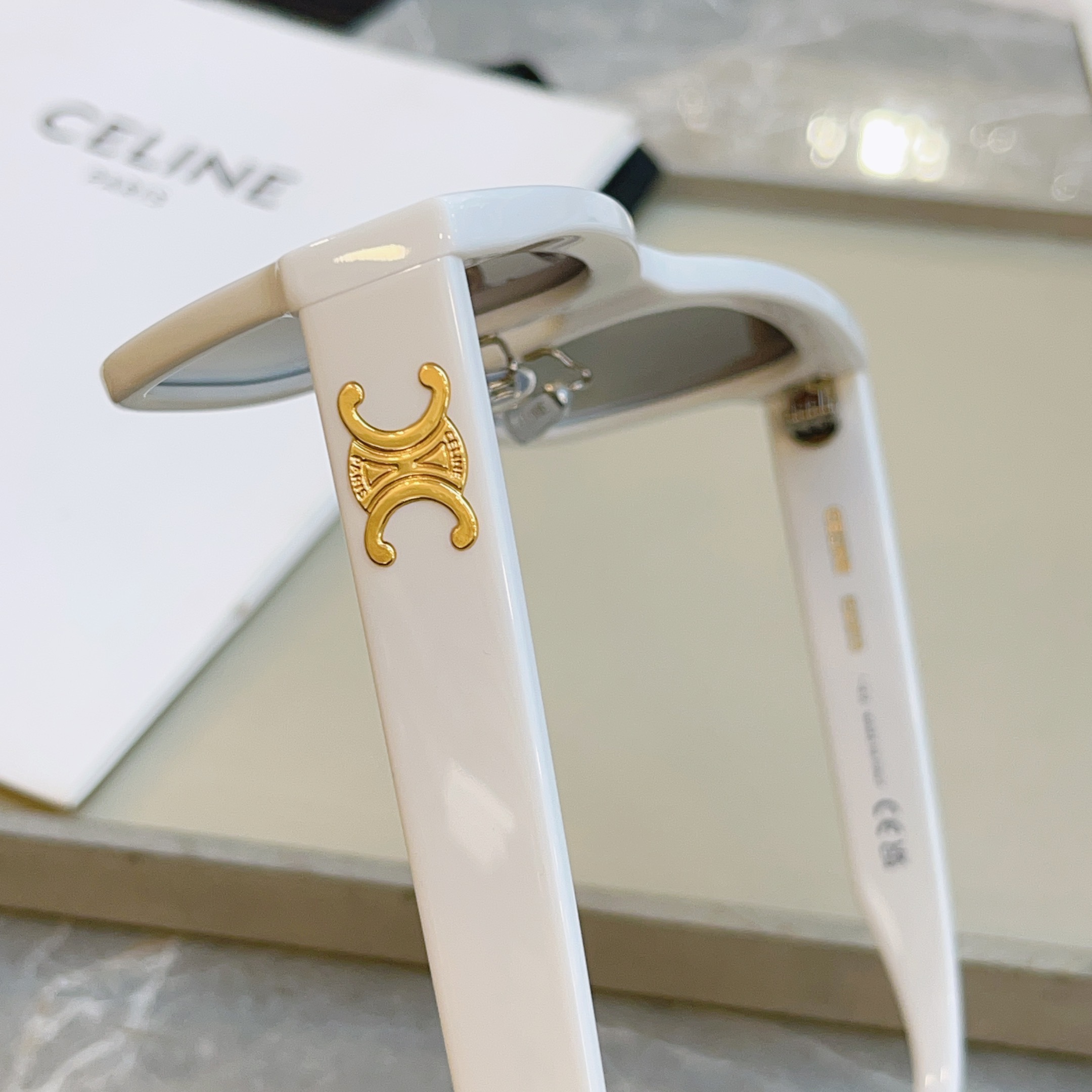 ，【CELIN*】赛*琳新款太阳镜， MODELCL40253F ，带鼻托款✨，SIZE 55口18-1