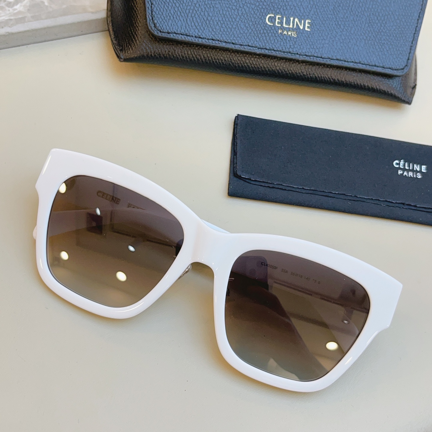 ，【CELIN*】赛*琳新款太阳镜， MODELCL40253F ，带鼻托款✨，SIZE 55口18-1