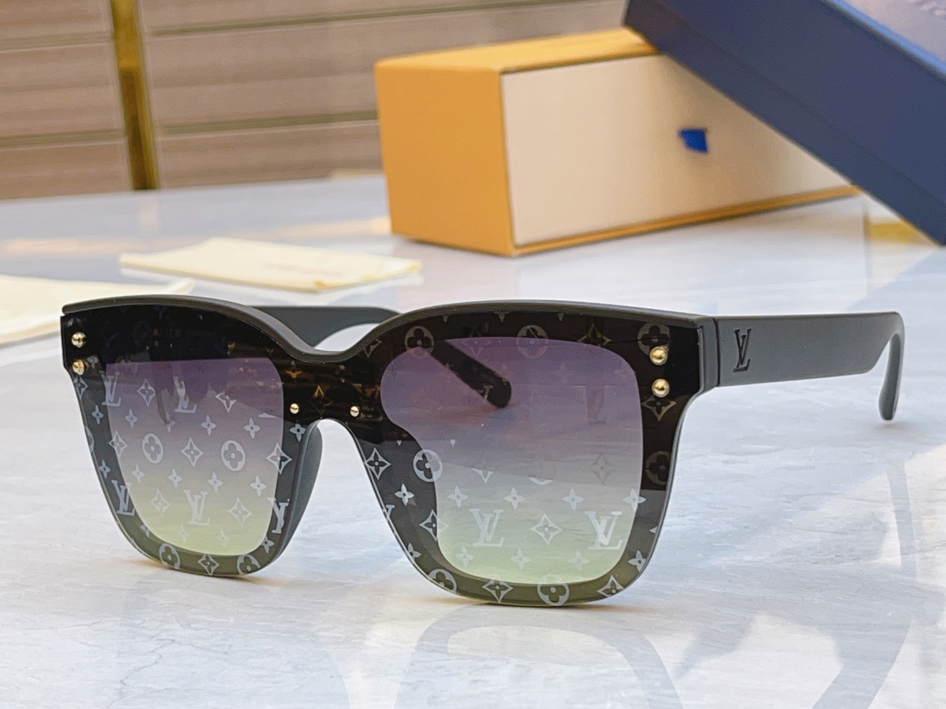 ，【LOUIS VUITTO*】路易*威登新款太阳镜，MODEL：Z2455U，SIZE：52口22-1