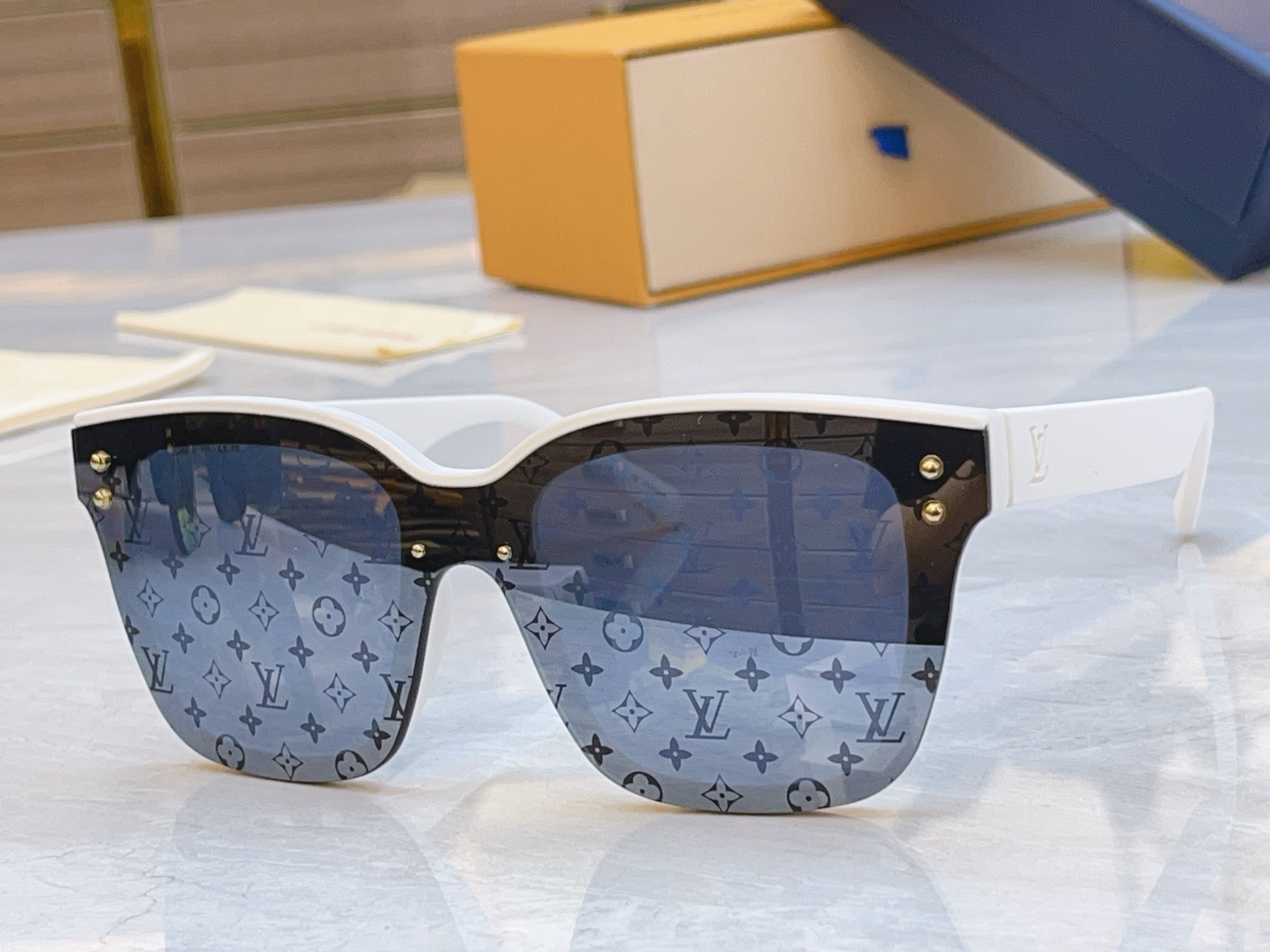 ，【LOUIS VUITTO*】路易*威登新款太阳镜，MODEL：Z2455U，SIZE：52口22-1