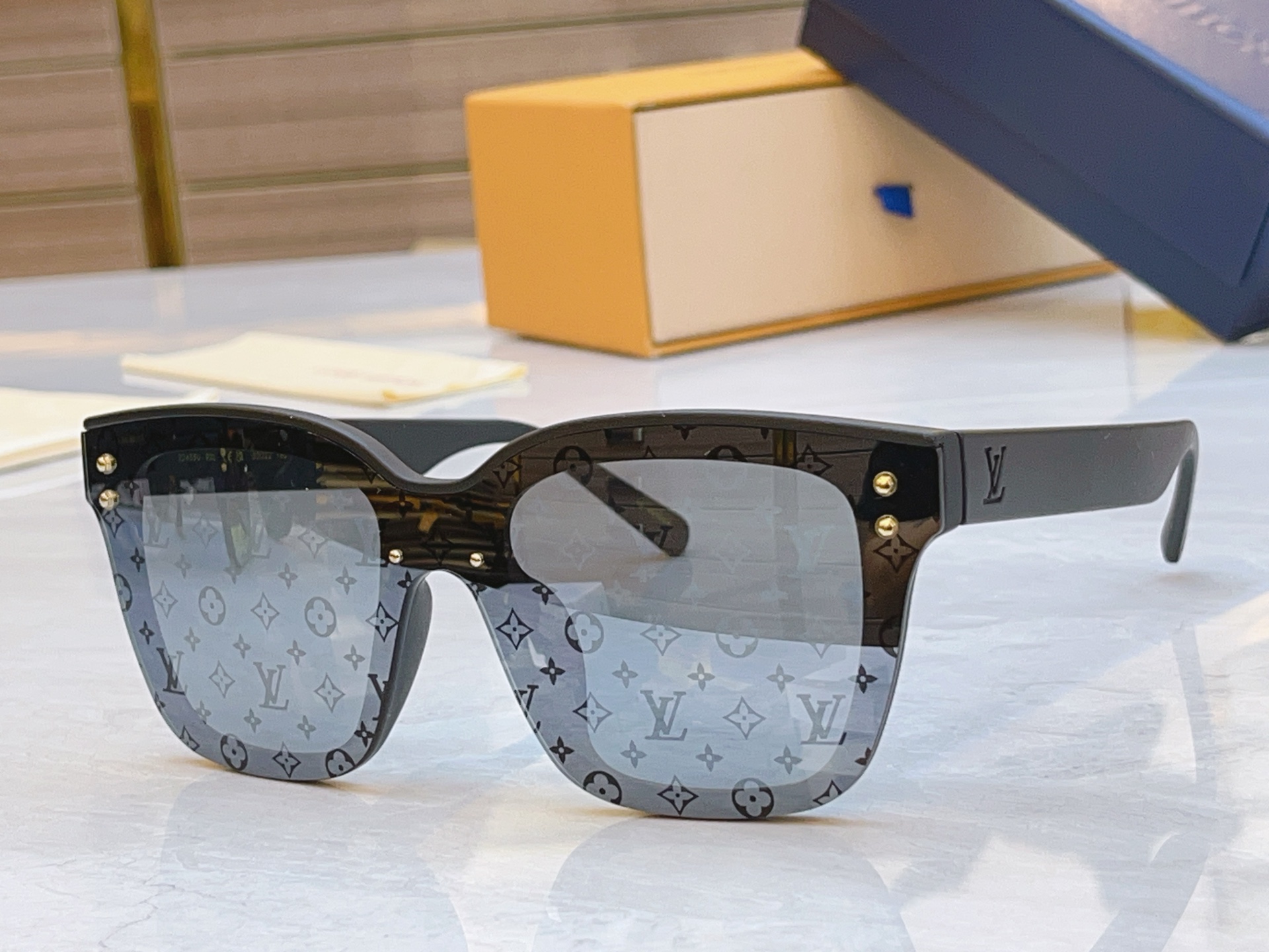 ，【LOUIS VUITTO*】路易*威登新款太阳镜，MODEL：Z2455U，SIZE：52口22-1
