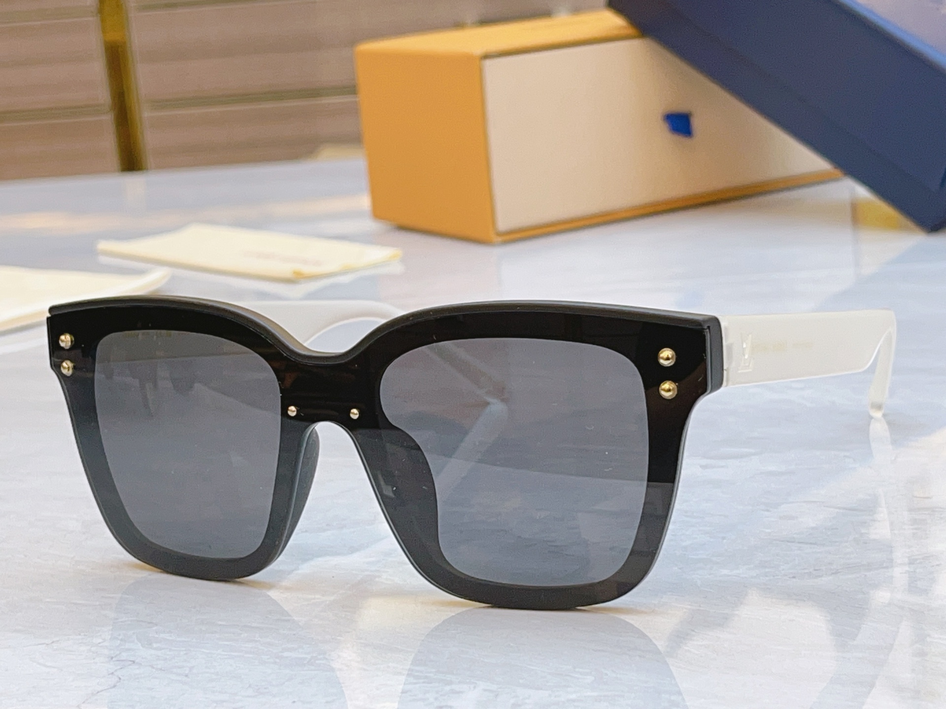 ，【LOUIS VUITTO*】路易*威登新款太阳镜，MODEL：Z2455U，SIZE：52口22-1