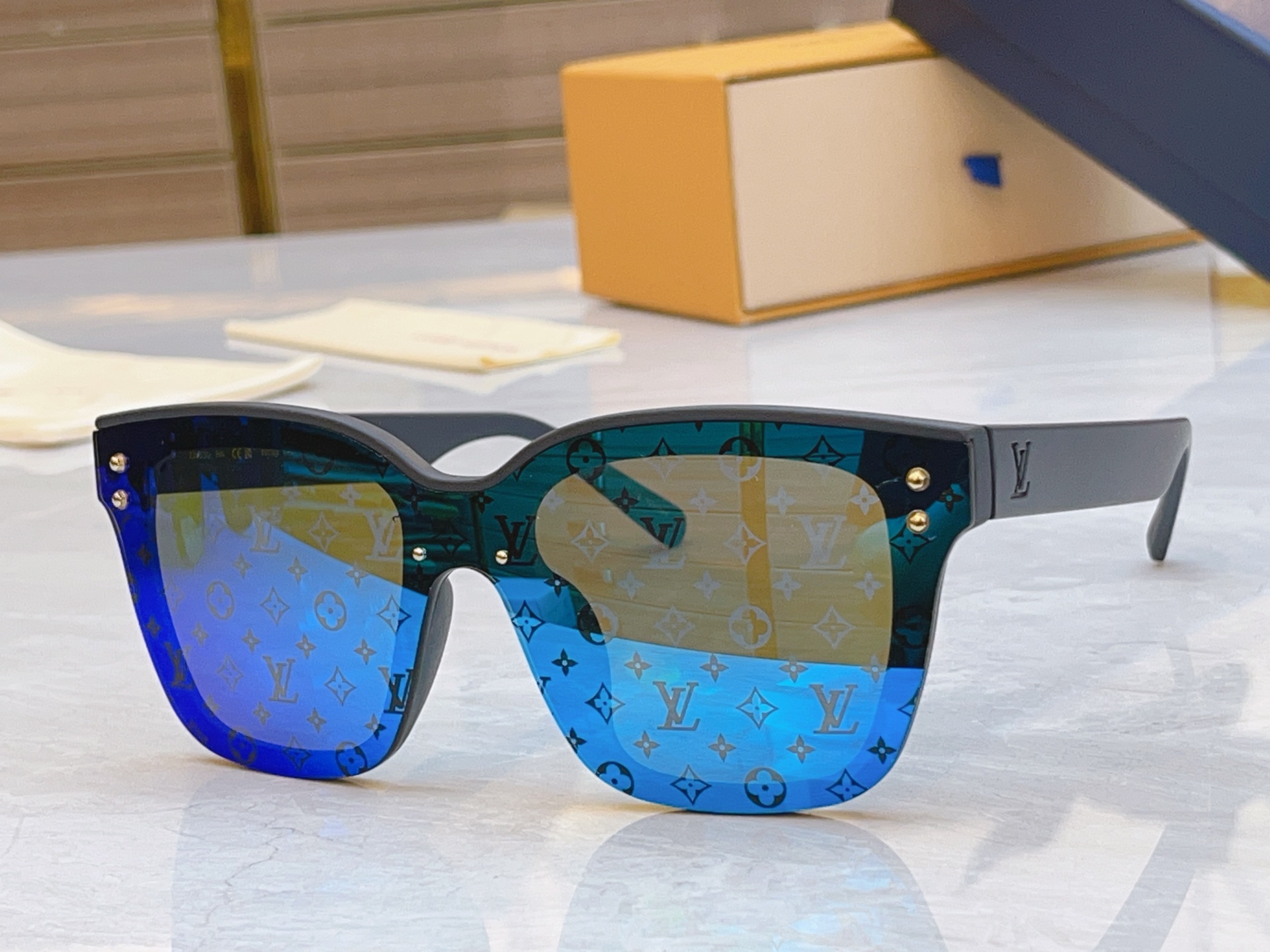 ，【LOUIS VUITTO*】路易*威登新款太阳镜，MODEL：Z2455U，SIZE：52口22-1