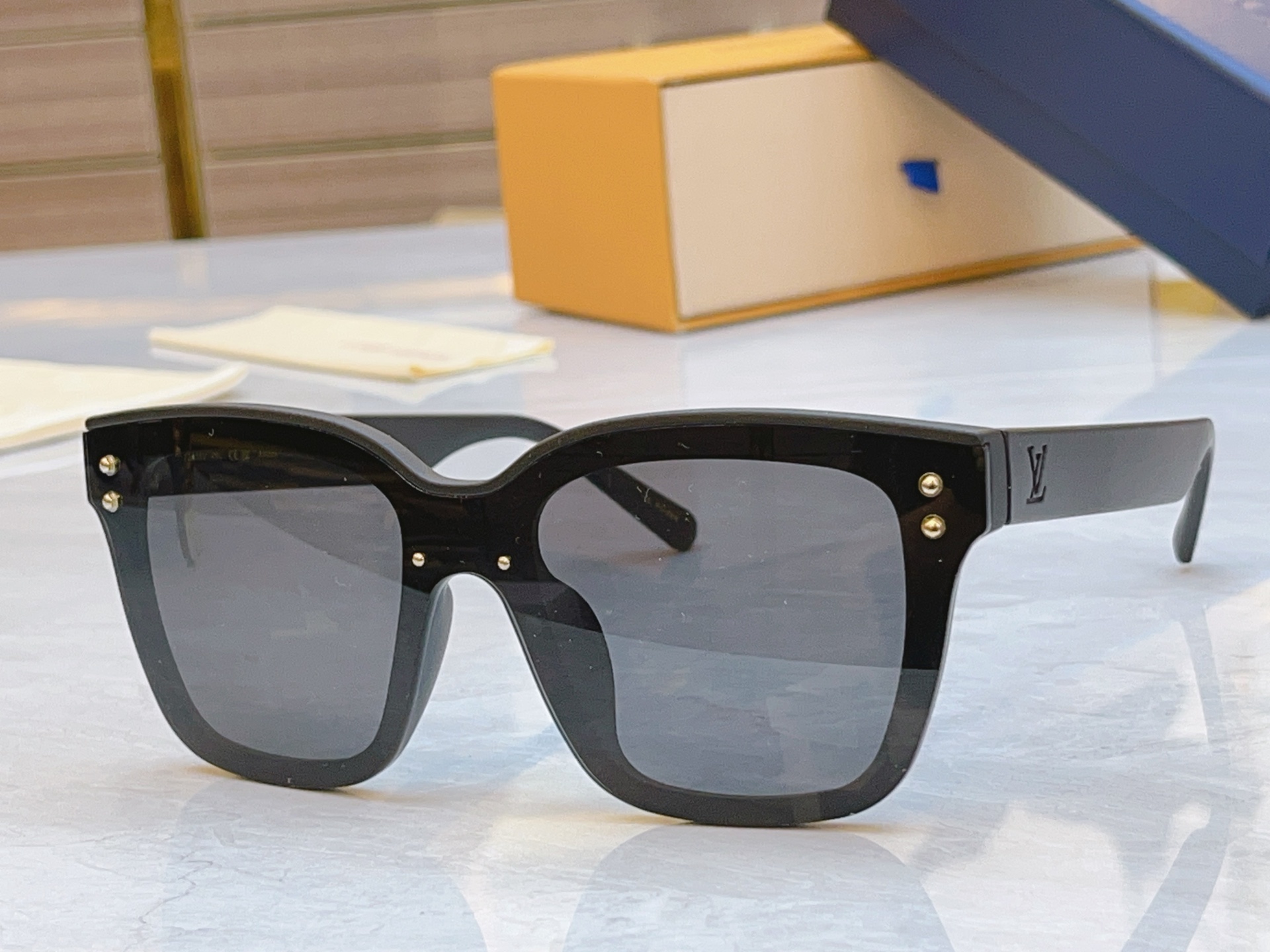 ，【LOUIS VUITTO*】路易*威登新款太阳镜，MODEL：Z2455U，SIZE：52口22-1