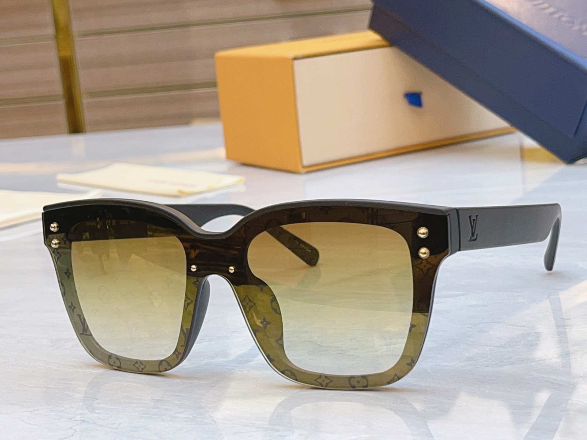 ，【LOUIS VUITTO*】路易*威登新款太阳镜，MODEL：Z2455U，SIZE：52口22-1