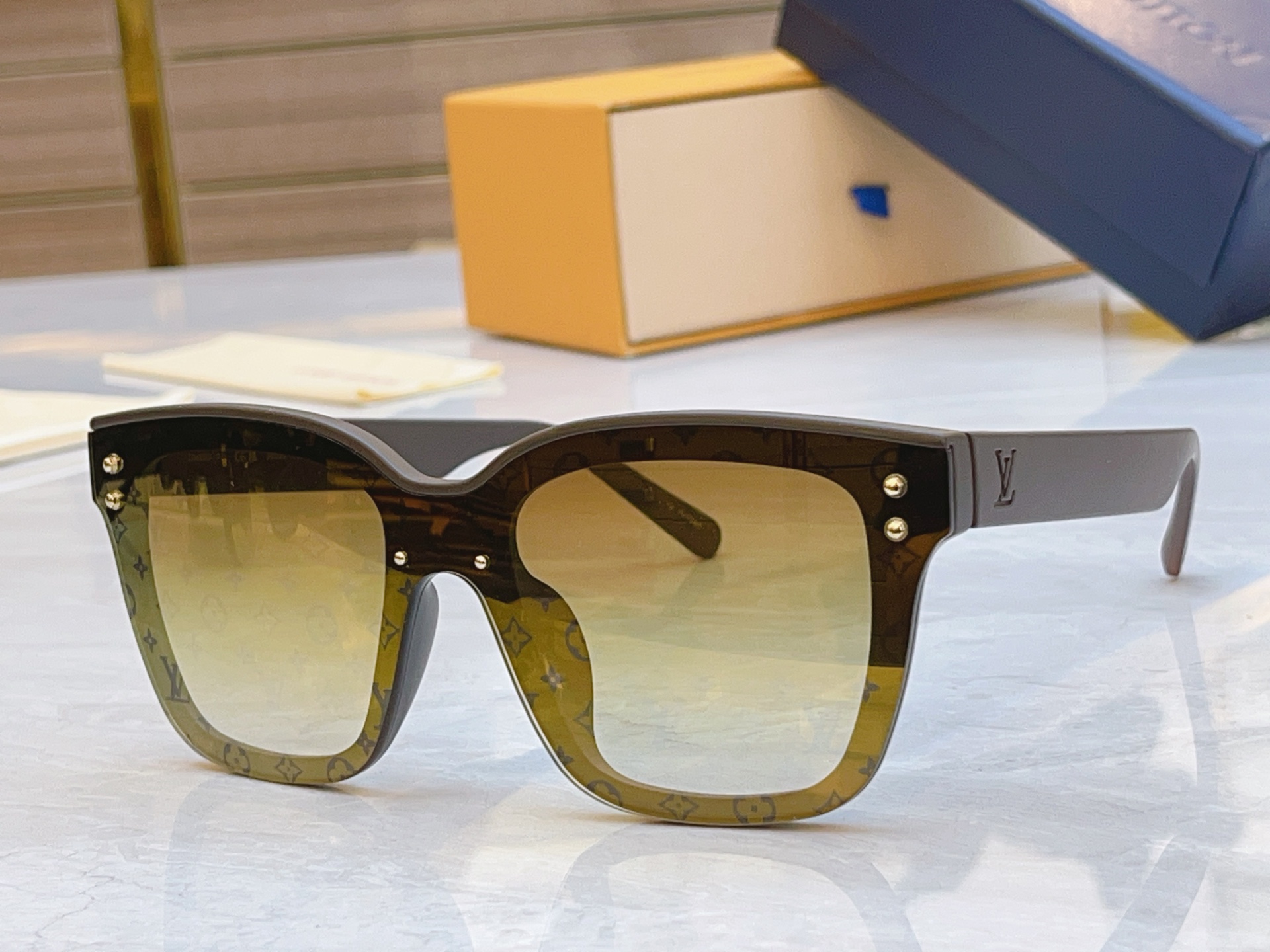 ，【LOUIS VUITTO*】路易*威登新款太阳镜，MODEL：Z2455U，SIZE：52口22-1