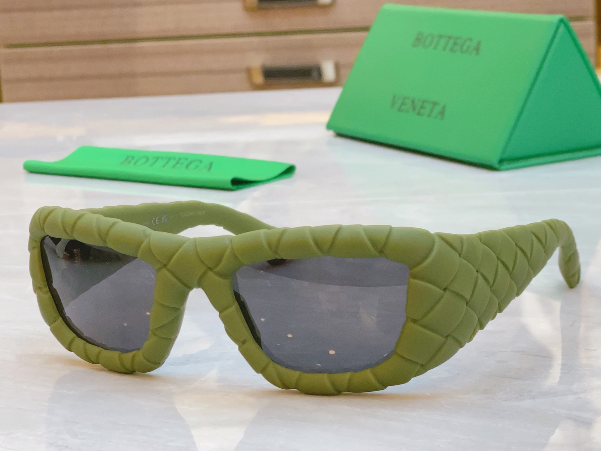 ，【BOTTEGA VENET*】宝缇*嘉新款太阳镜，MODEL：BV1303S，SIZE：56口19-