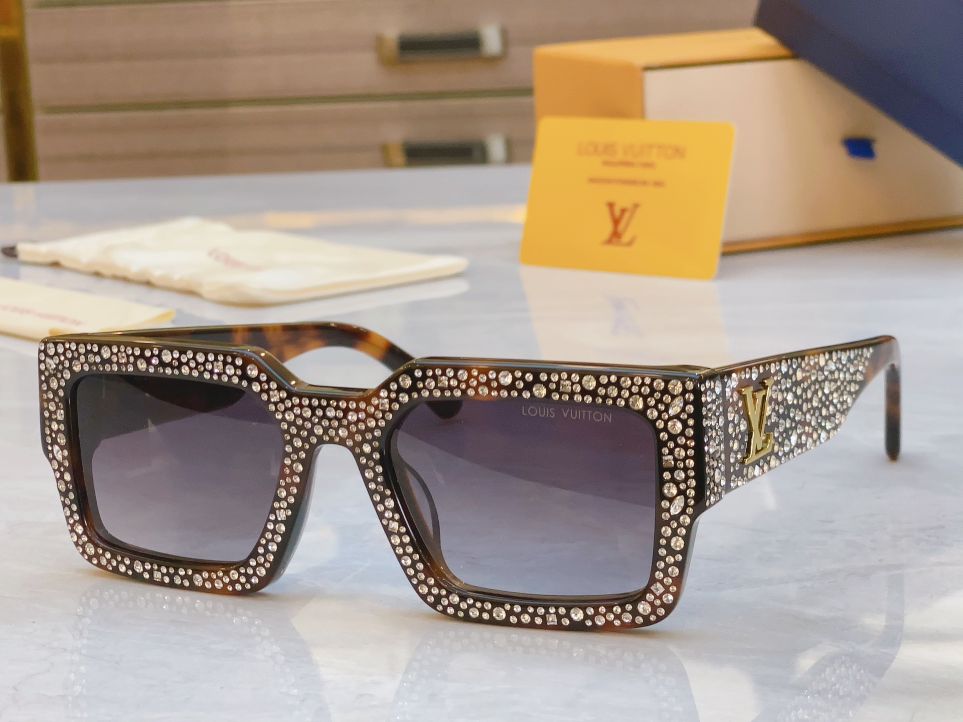 ，【LOUIS VUITTO*】路易*威登新款太阳镜，MODEL：Z2396，SIZE：54口22-14