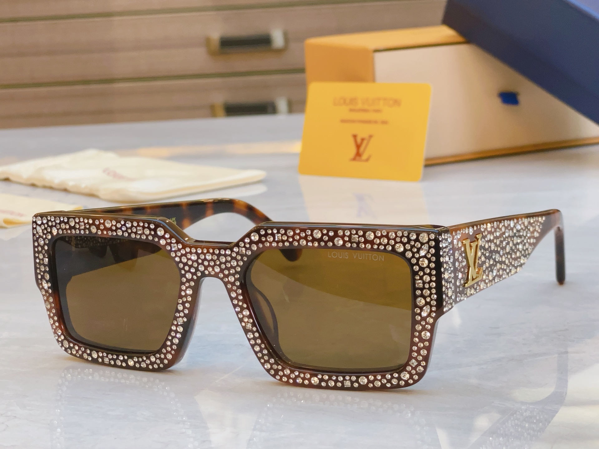 ，【LOUIS VUITTO*】路易*威登新款太阳镜，MODEL：Z2396，SIZE：54口22-14