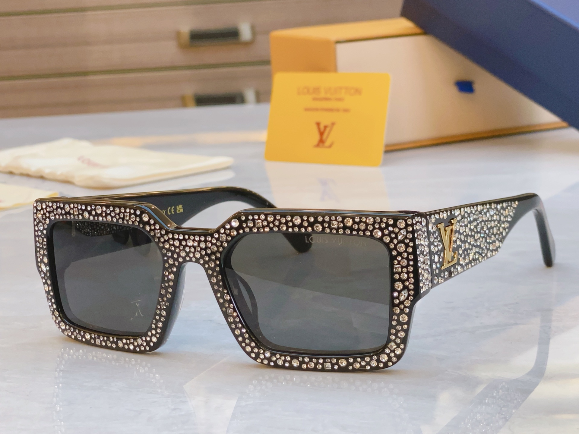 ，【LOUIS VUITTO*】路易*威登新款太阳镜，MODEL：Z2396，SIZE：54口22-14