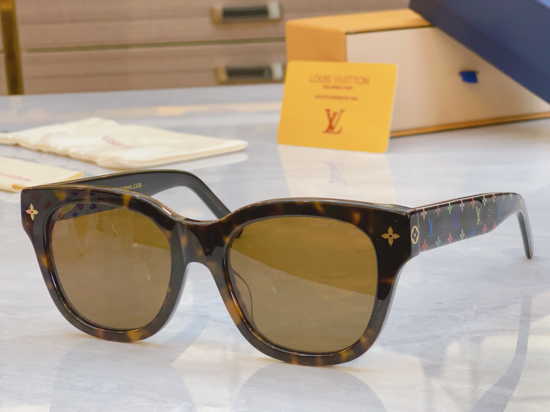 ，【LOUIS VUITTO*】路易*威登新款太阳镜，MODEL：Z2725U，SIZE：54口20-1