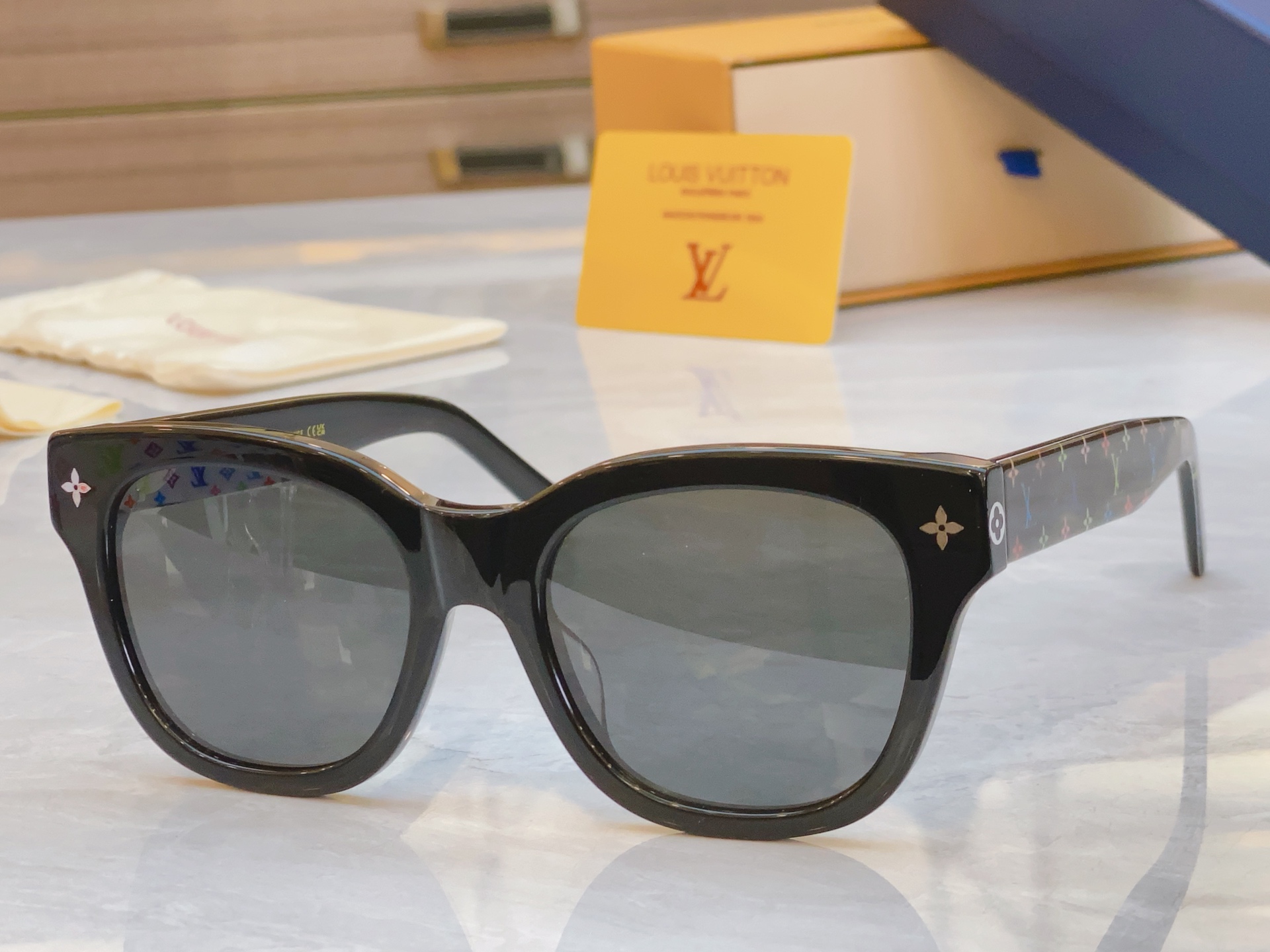 ，【LOUIS VUITTO*】路易*威登新款太阳镜，MODEL：Z2725U，SIZE：54口20-1