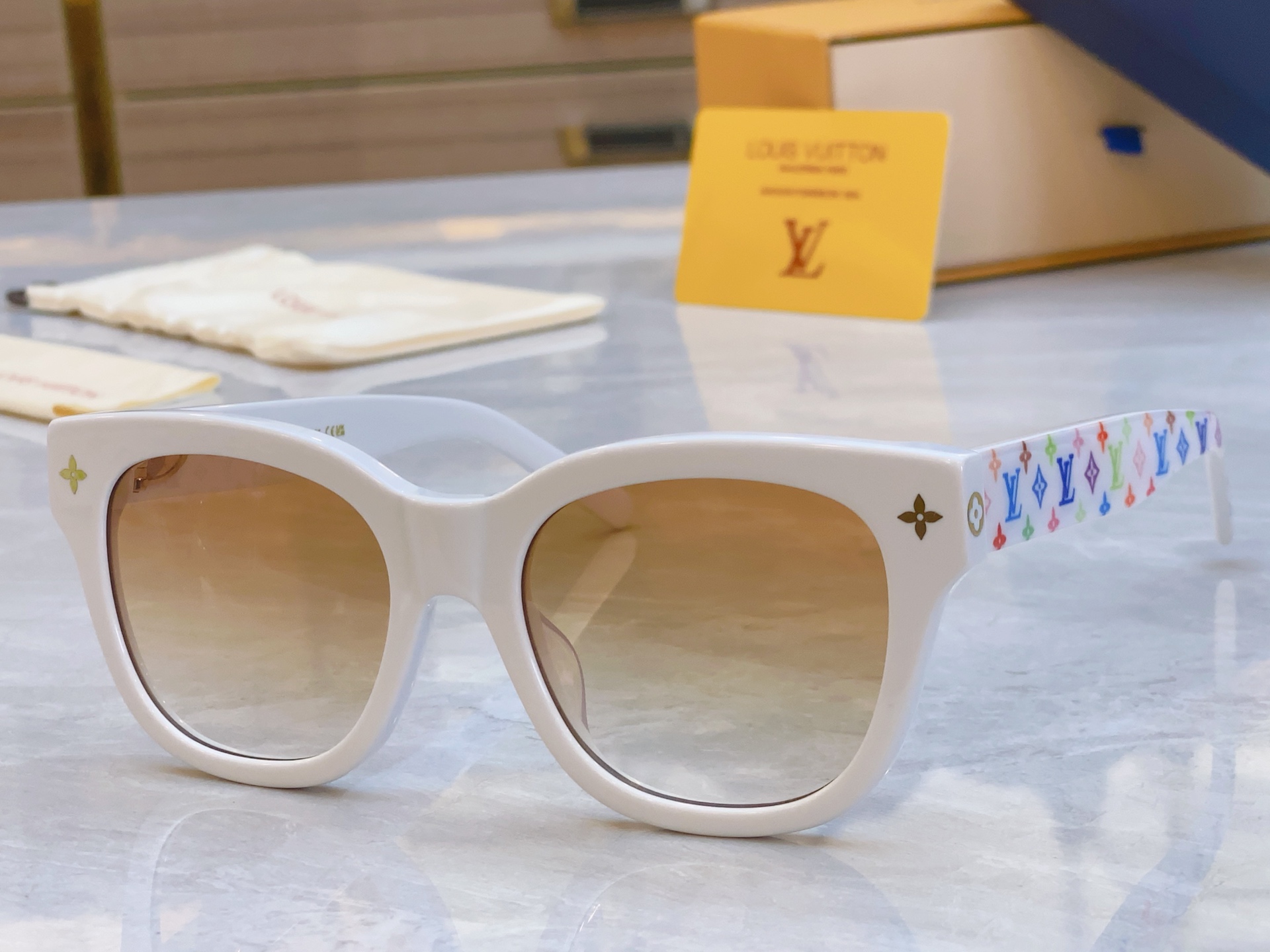 ，【LOUIS VUITTO*】路易*威登新款太阳镜，MODEL：Z2725U，SIZE：54口20-1