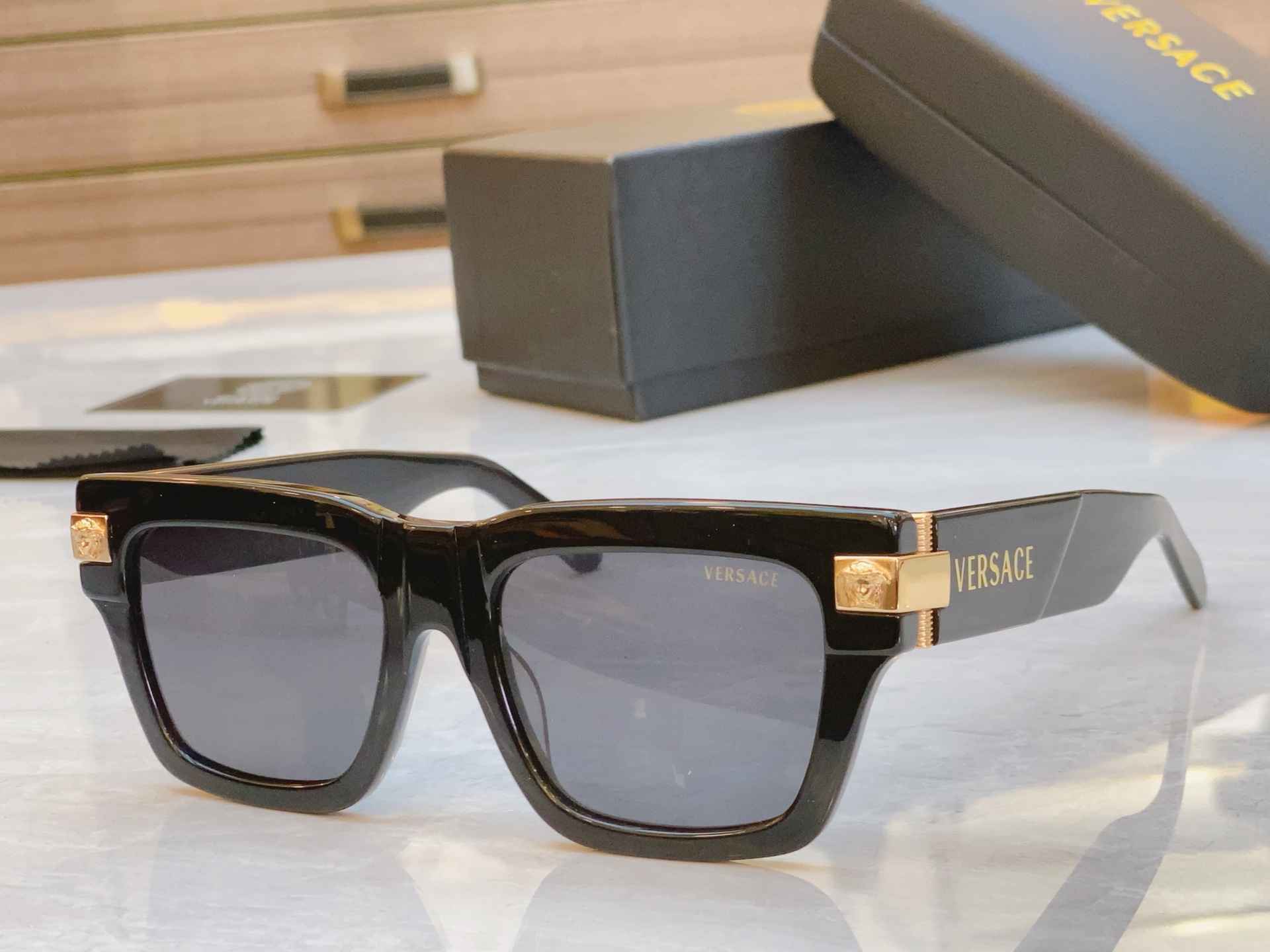 ，【VERSAC*】范思*哲新款太阳镜，
MODEL：VE4464，SIZE：55口19-145