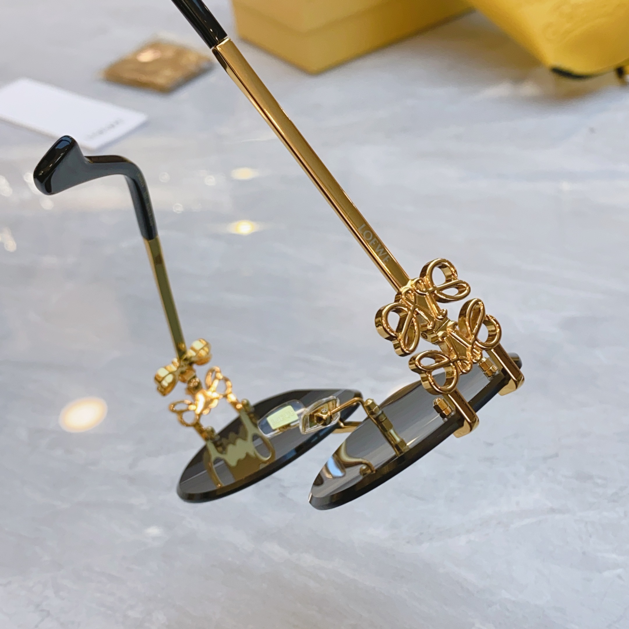 ，【LOEW*】罗意*威新款太阳镜，
MODEL：LW5092S，SIZE：62口16-135