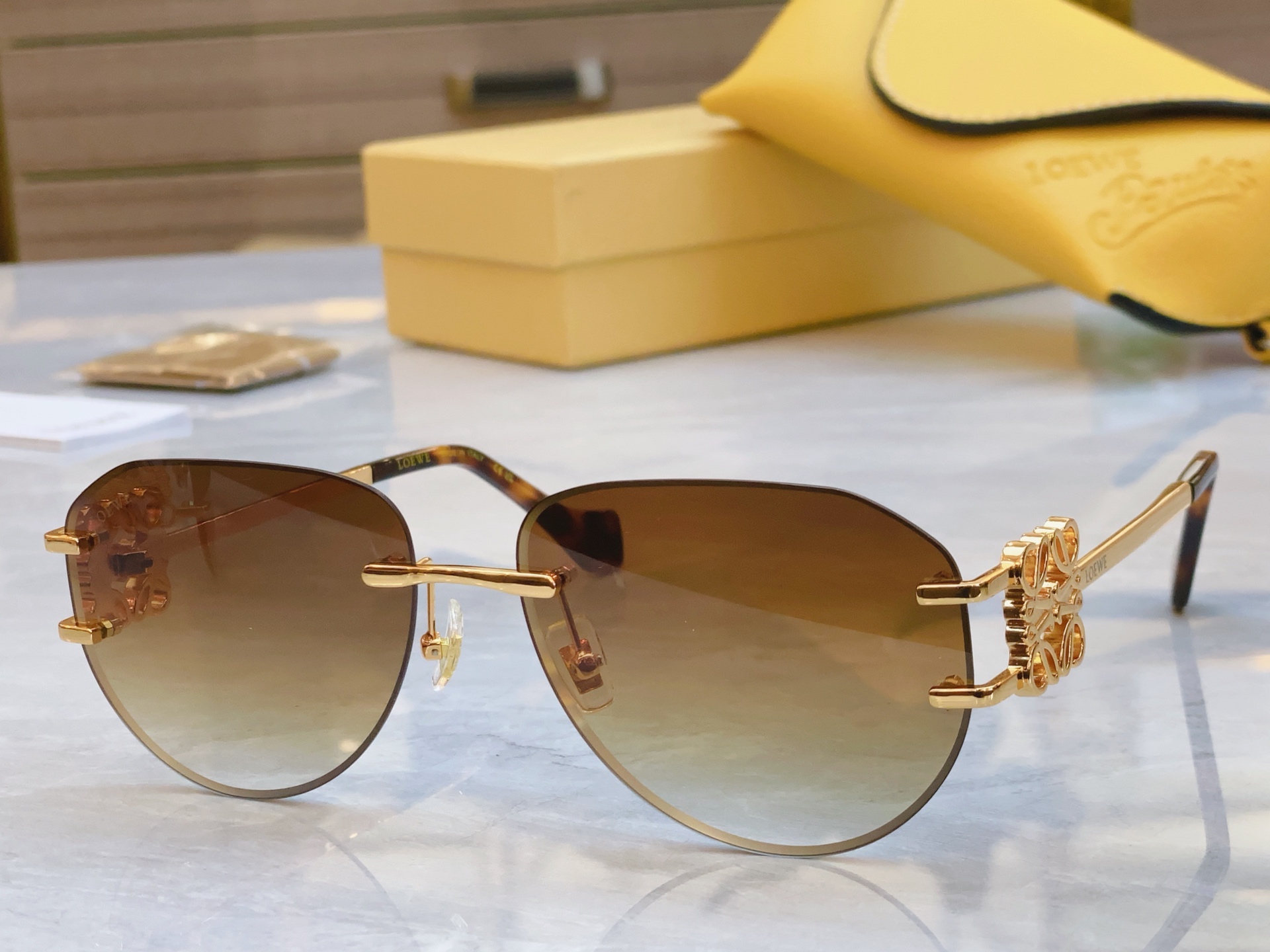 ，【LOEW*】罗意*威新款太阳镜，
MODEL：LW5092S，SIZE：62口16-135