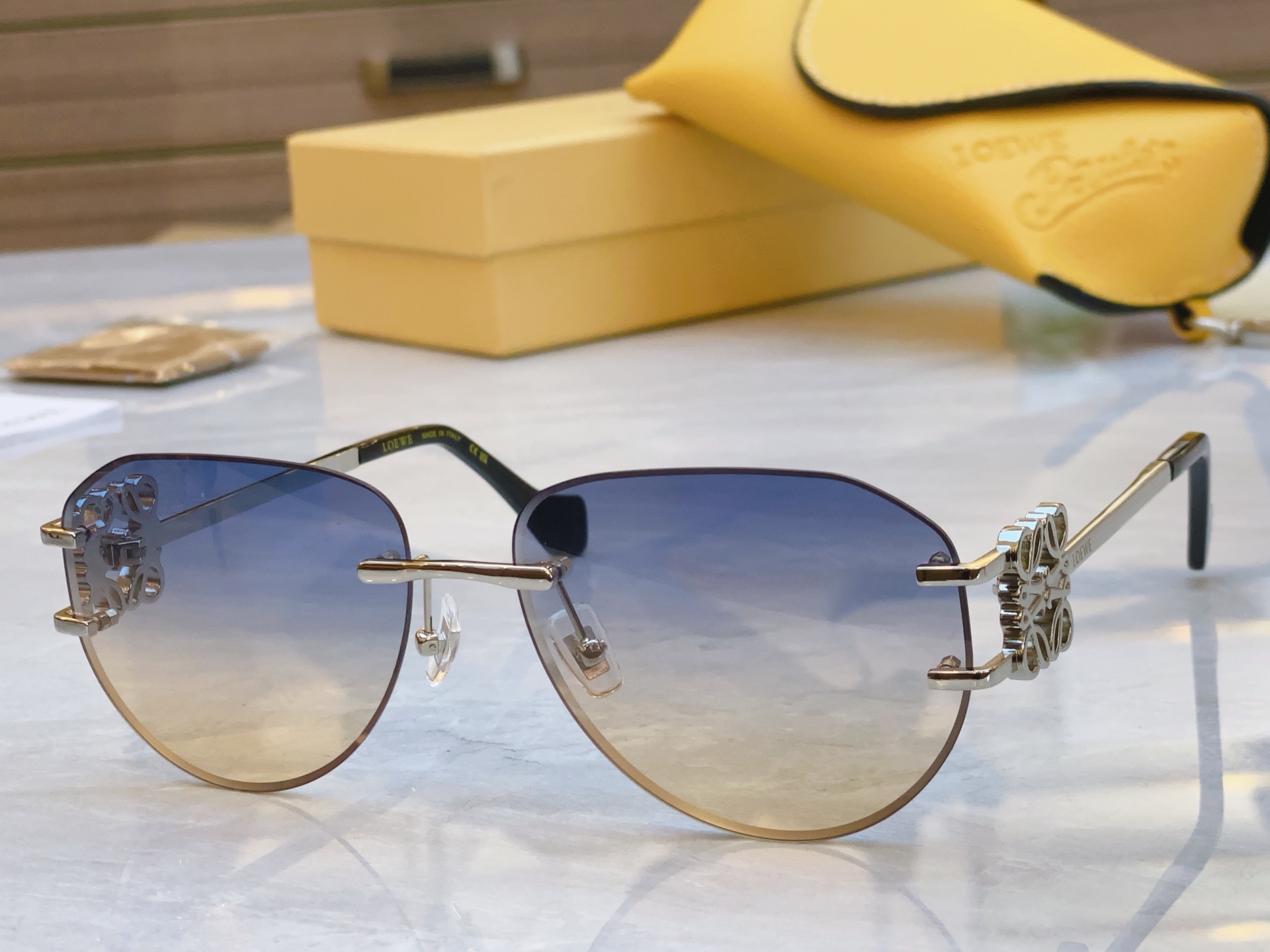 ，【LOEW*】罗意*威新款太阳镜，
MODEL：LW5092S，SIZE：62口16-135