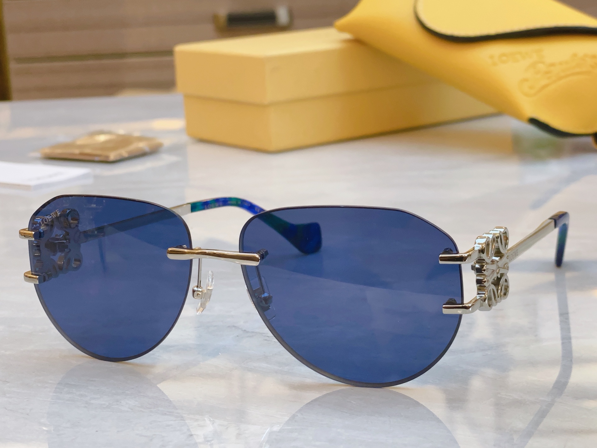 ，【LOEW*】罗意*威新款太阳镜，
MODEL：LW5092S，SIZE：62口16-135