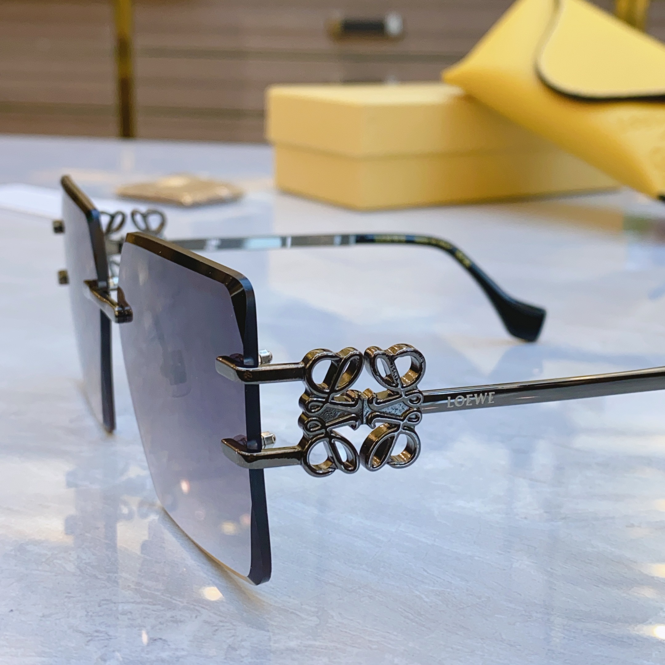 ，【LOEW*】罗意*威新款太阳镜，
MODEL：LW2057，SIZE：62口16-135