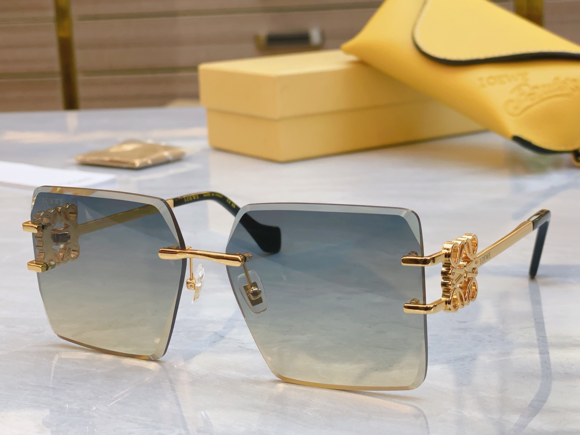 ，【LOEW*】罗意*威新款太阳镜，
MODEL：LW2057，SIZE：62口16-135