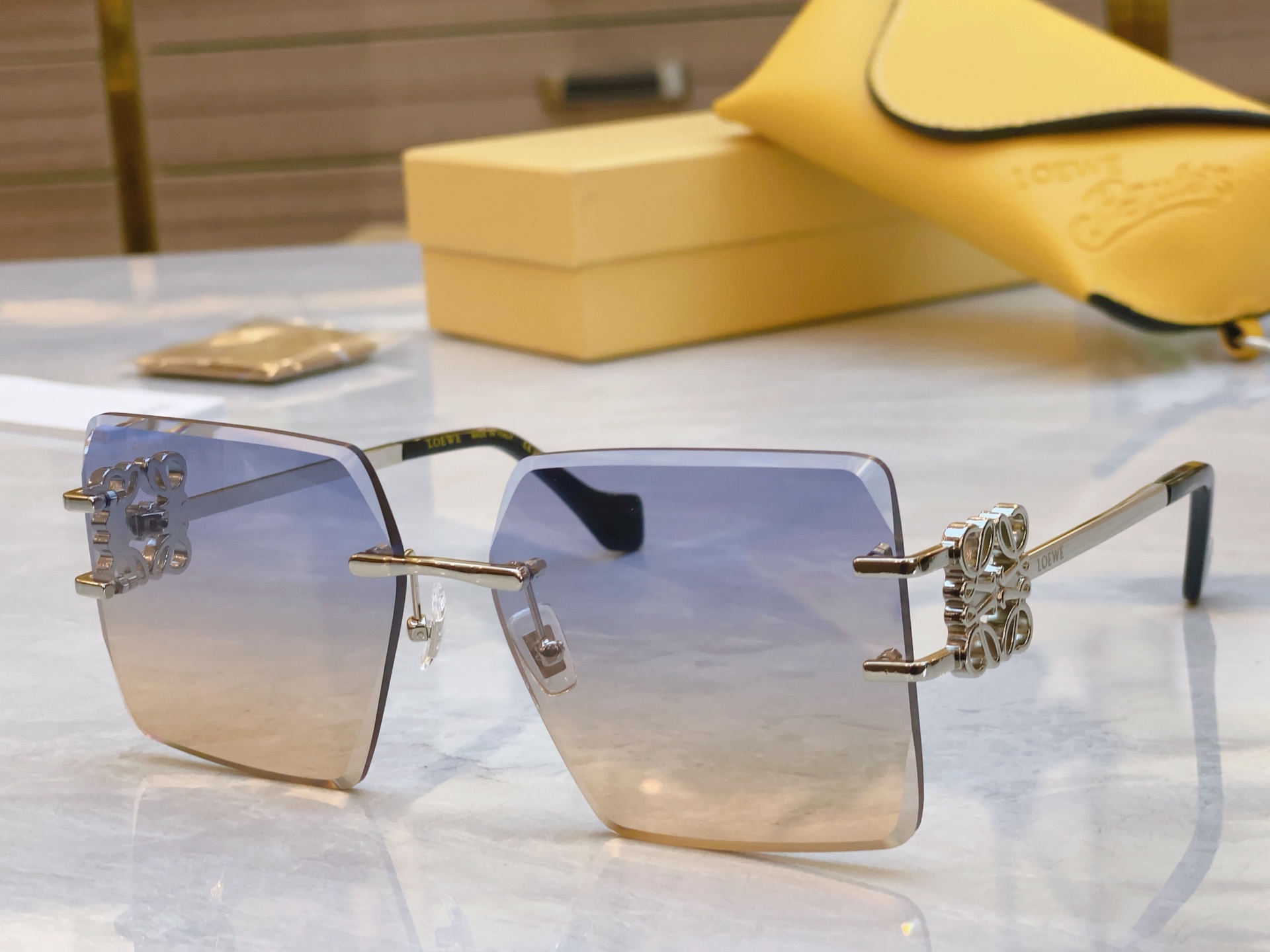 ，【LOEW*】罗意*威新款太阳镜，
MODEL：LW2057，SIZE：62口16-135