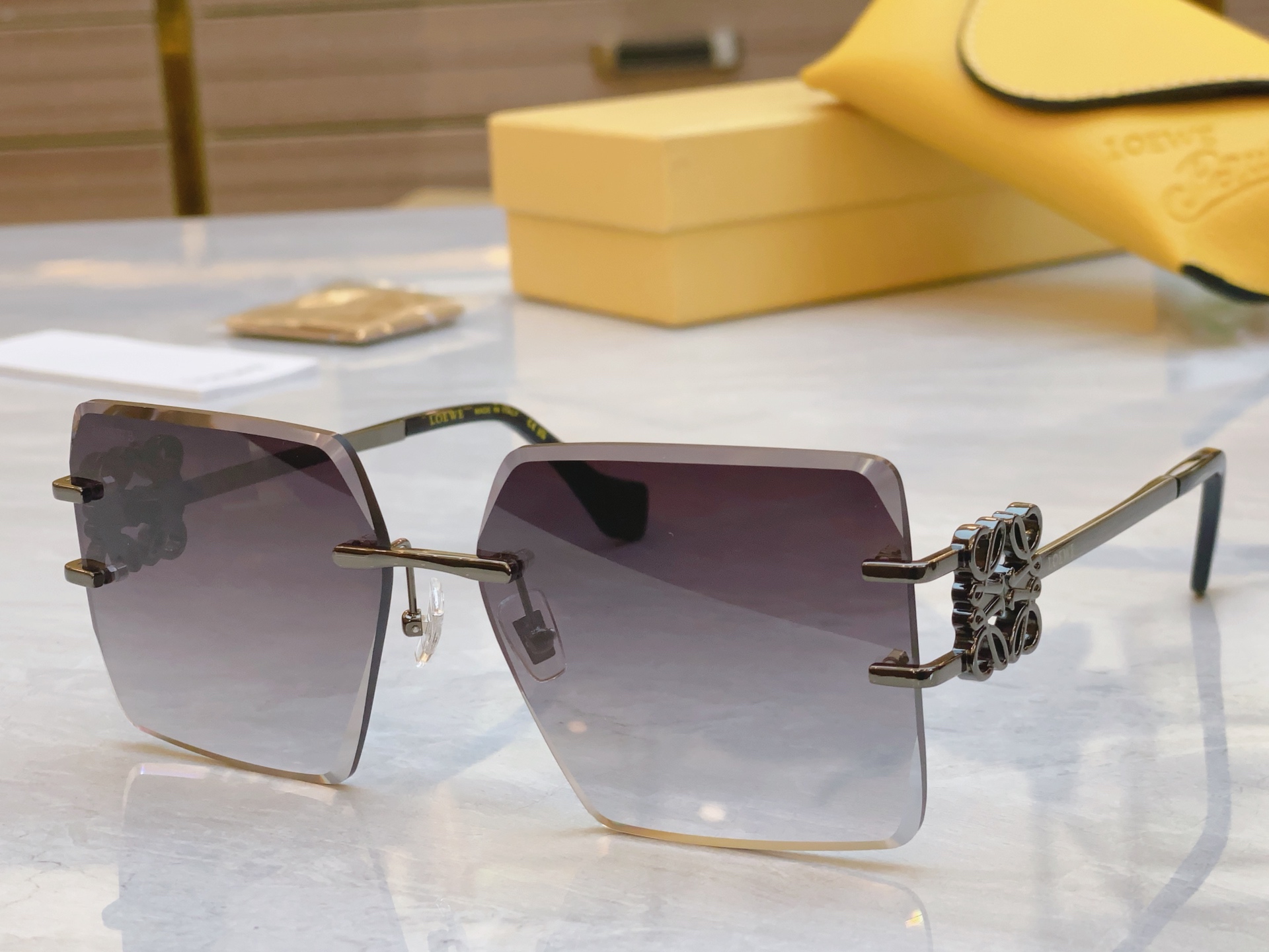 ，【LOEW*】罗意*威新款太阳镜，
MODEL：LW2057，SIZE：62口16-135