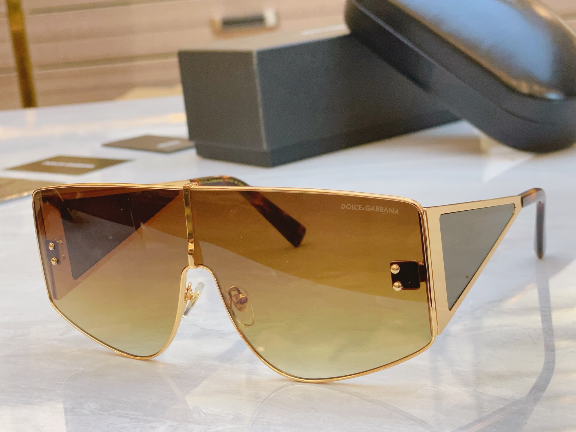 ，【DOLCE & GABBAN*】D*G新款太阳镜，MODEL：DG2305，SIZE：145口0-1
