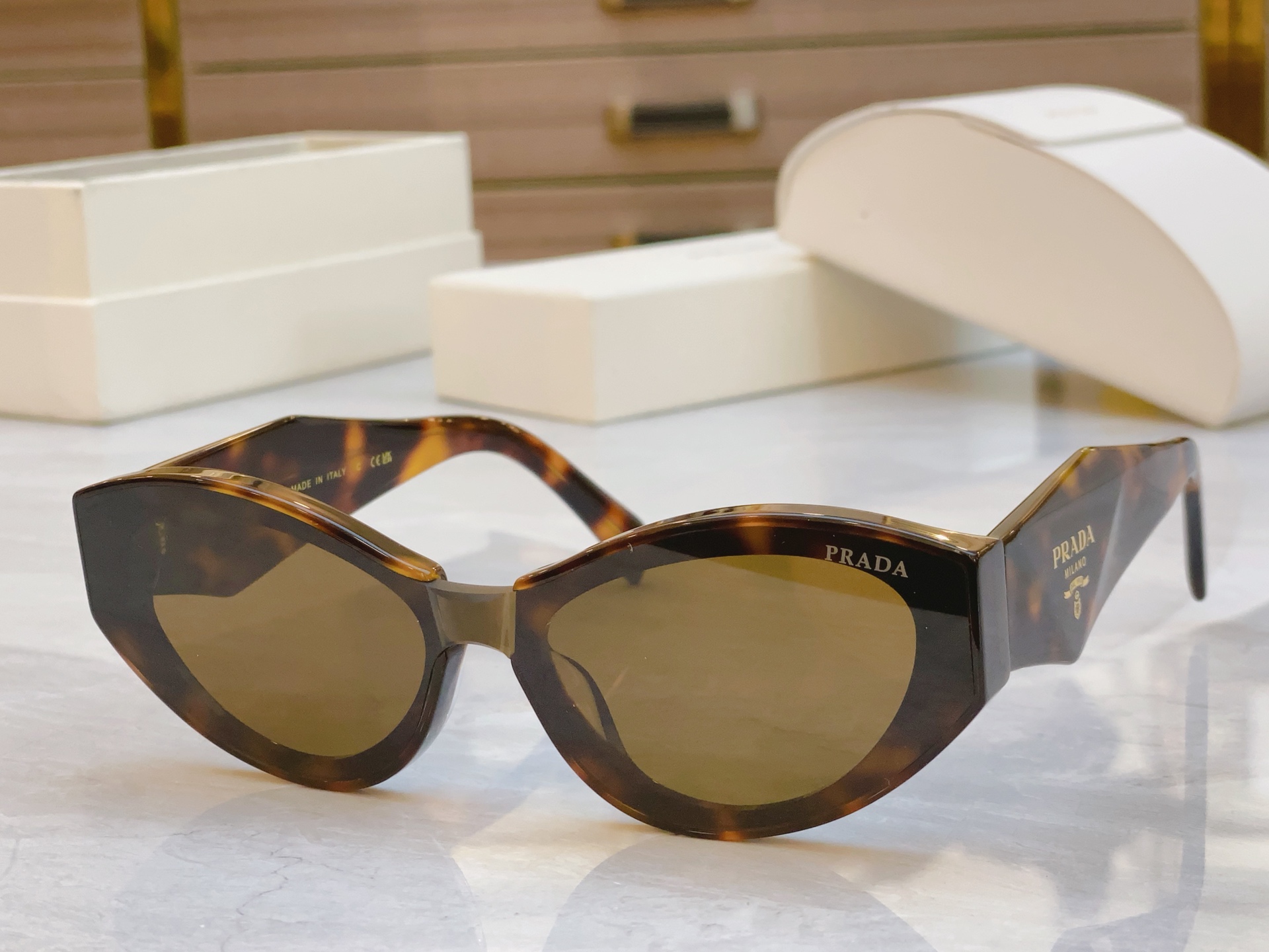 ，【PRAD*】普拉*达新款太阳镜，MODEL：PR 203VS，SIZE：56口19-145