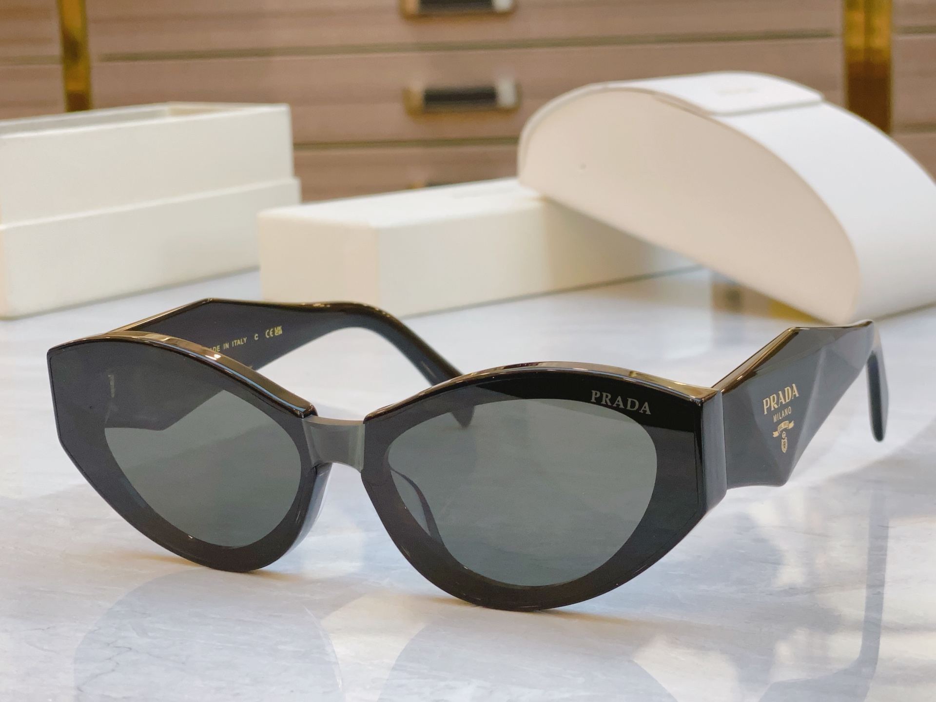 ，【PRAD*】普拉*达新款太阳镜，MODEL：PR 203VS，SIZE：56口19-145