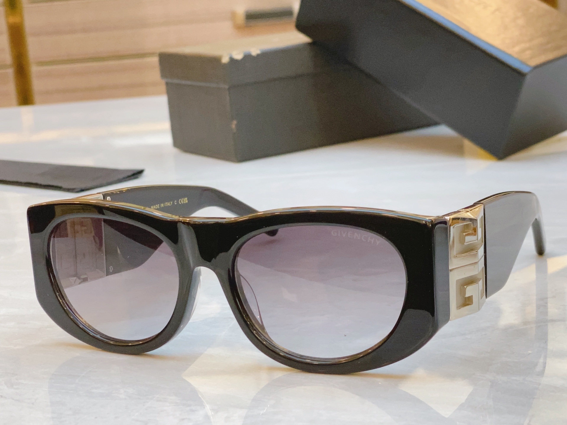 ，【GIVENCH*】纪梵*希新款太阳镜🕶️，MODEL：GV40028I，SIZE：56口18-127