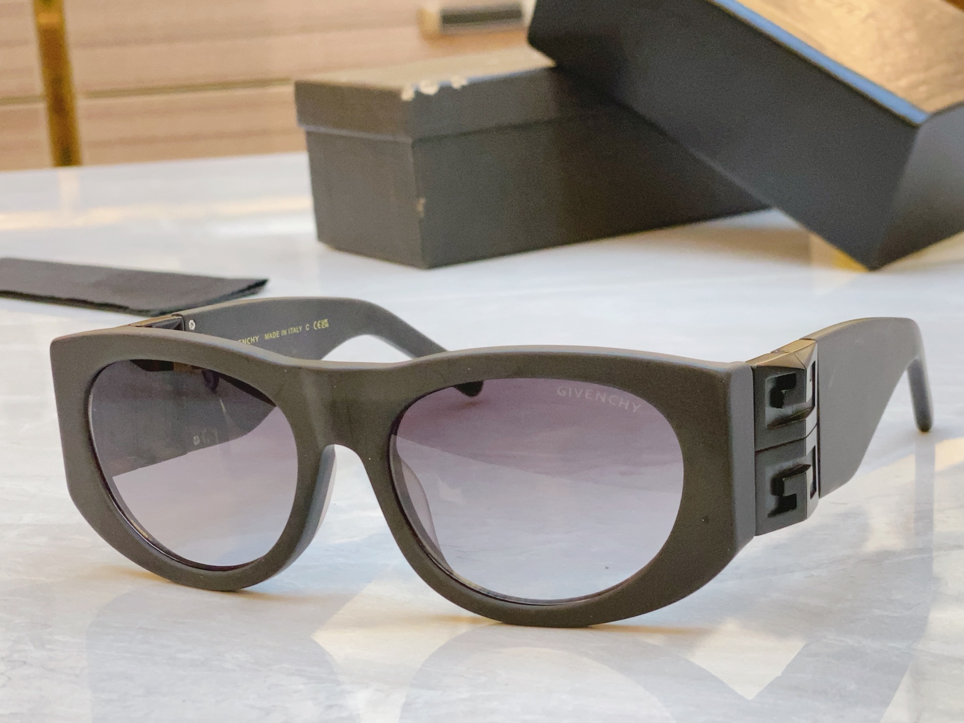 ，【GIVENCH*】纪梵*希新款太阳镜🕶️，MODEL：GV40028I，SIZE：56口18-127